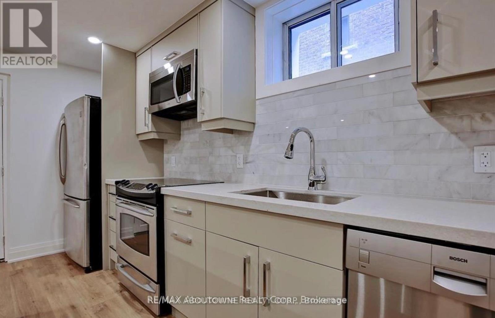 Lower - 136 Westside Drive, Oakville (Co Central), Ontario  L6K 1P3 - Photo 6 - W12851024