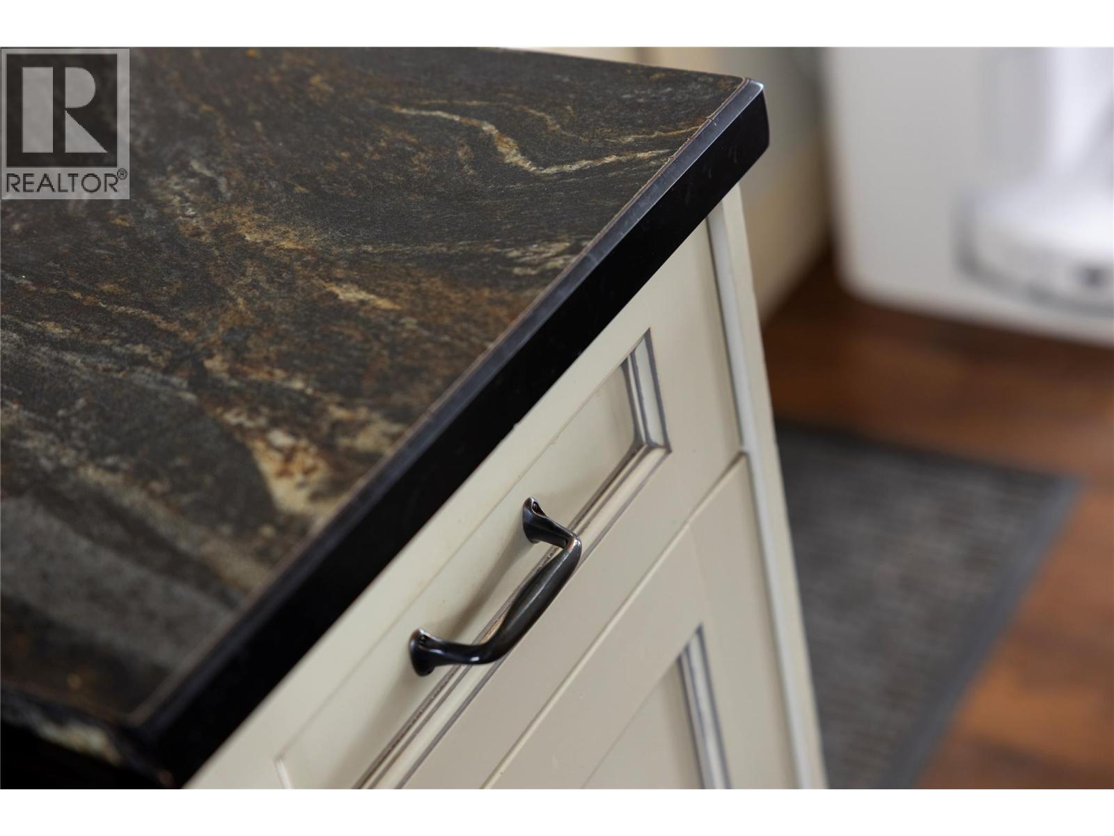 8705 Kalview Drive, Coldstream, British Columbia  V1B 1X2 - Photo 21 - 10378523