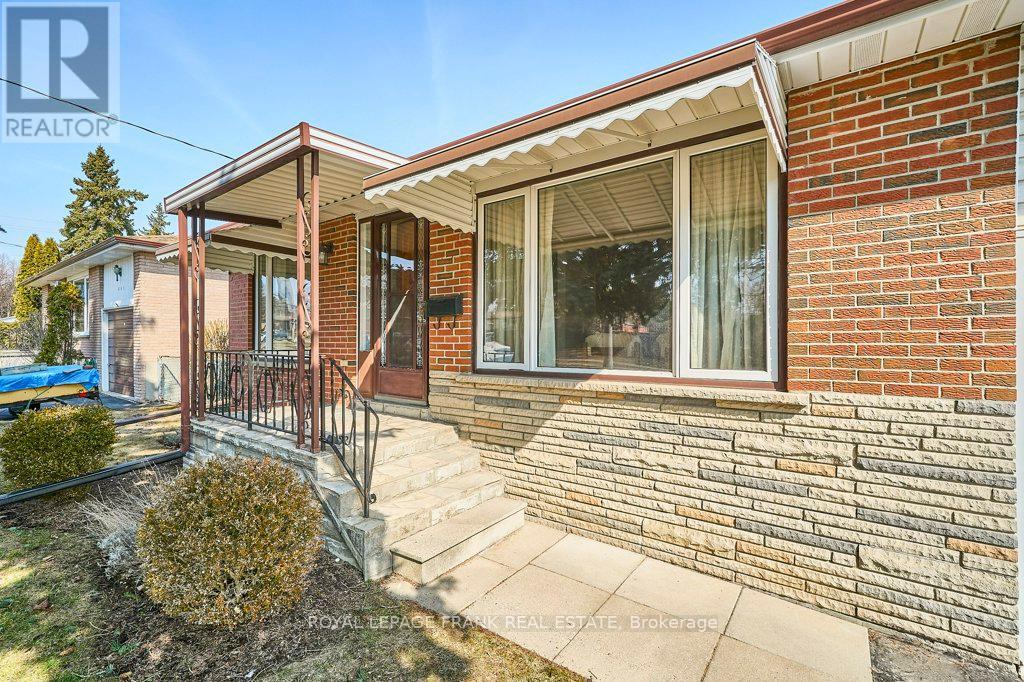 641 Park Road N, Oshawa, Ontario  L1J 5Y8 - Photo 3 - E12876112