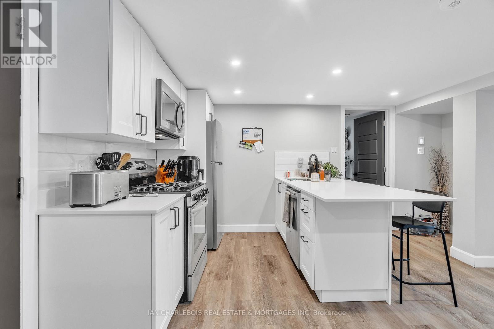 A - 810 Smyth Road, Ottawa, Ontario  K1G 1P3 - Photo 3 - X12875960