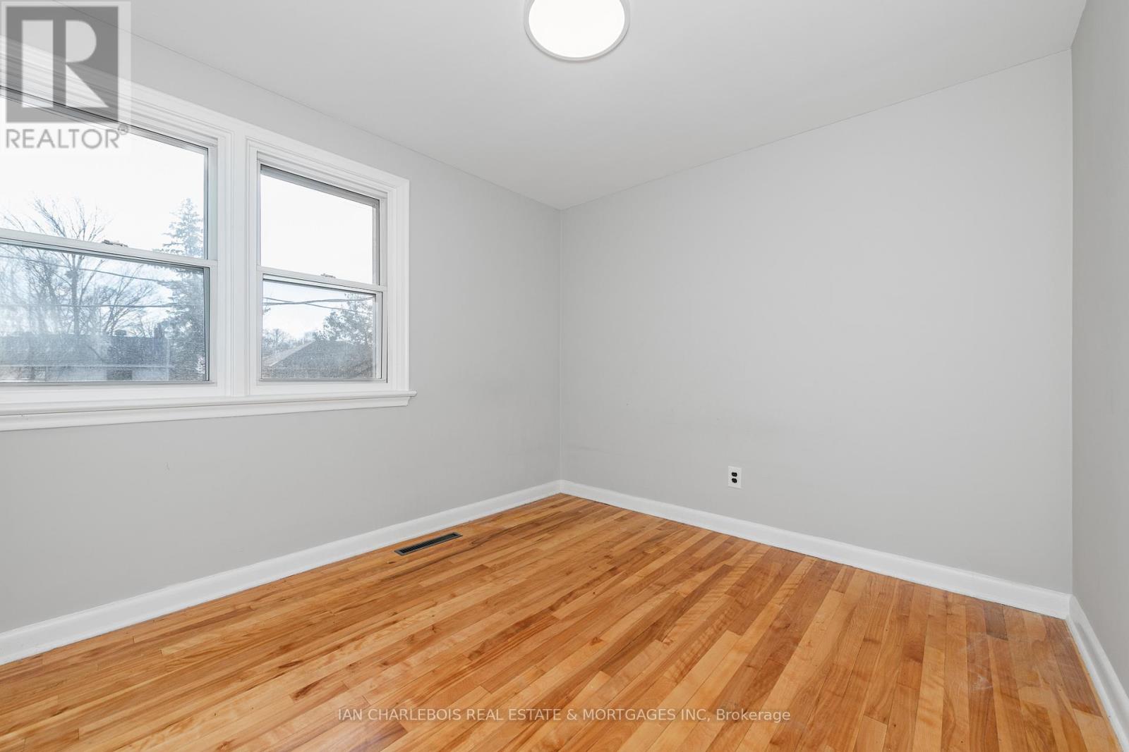 A - 810 Smyth Road, Ottawa, Ontario  K1G 1P3 - Photo 5 - X12875960