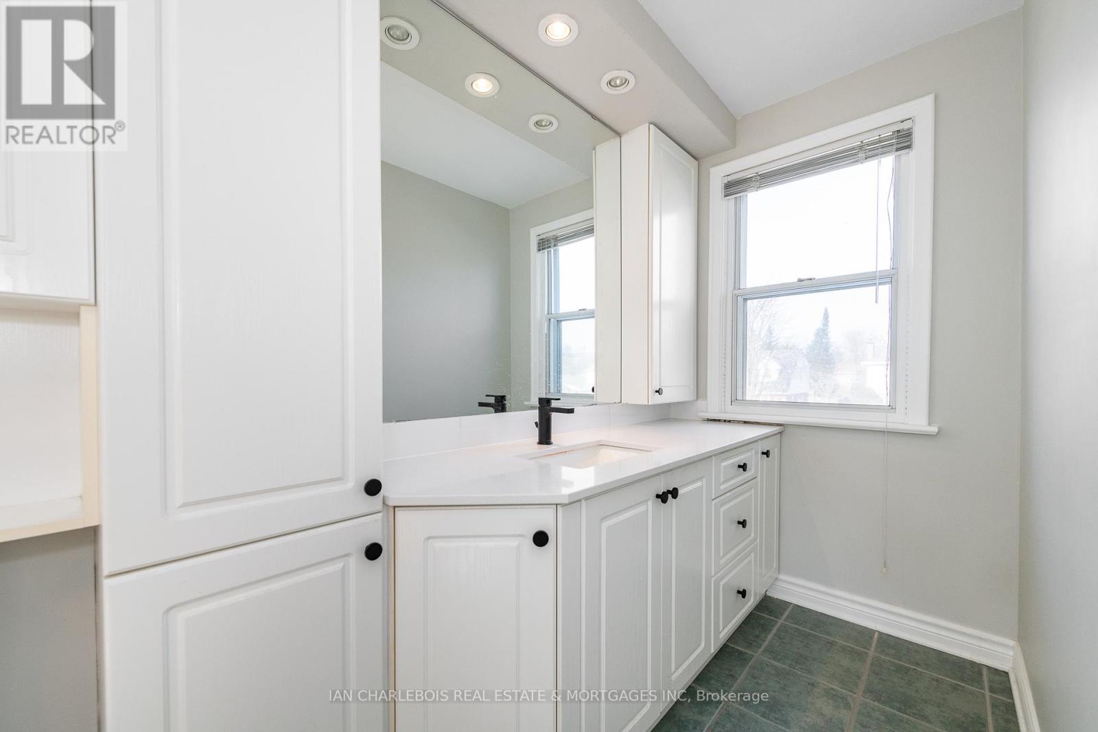 A - 810 Smyth Road, Ottawa, Ontario  K1G 1P3 - Photo 6 - X12875960