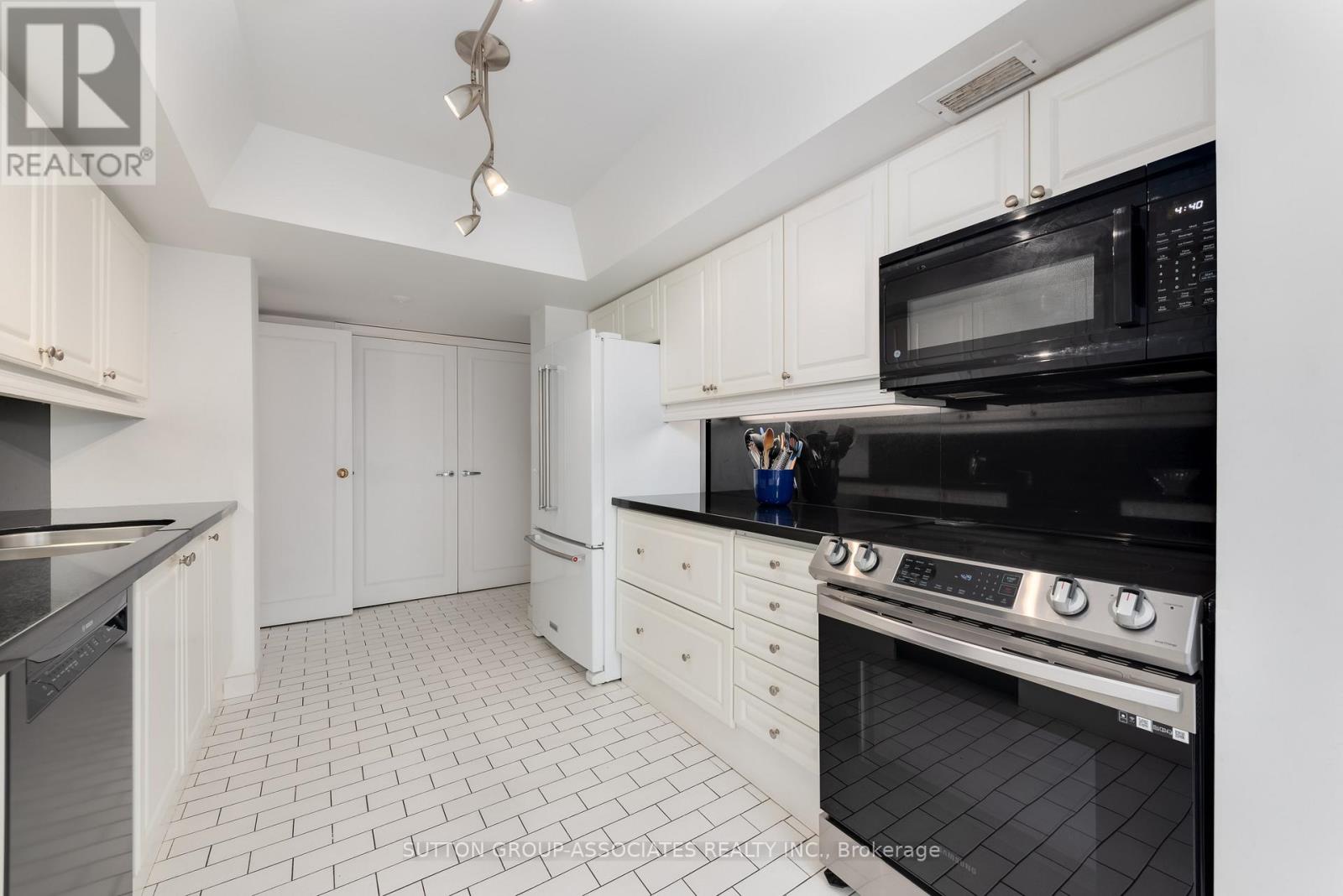 1602 - 61 St Clair Avenue W, Toronto, Ontario  M4V 2Y8 - Photo 21 - C12876076