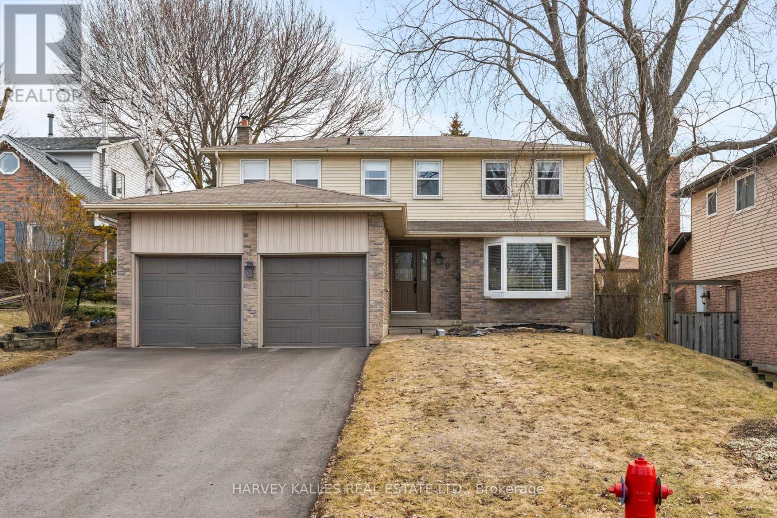 9 MANNING CRESCENT, Newmarket, Ontario