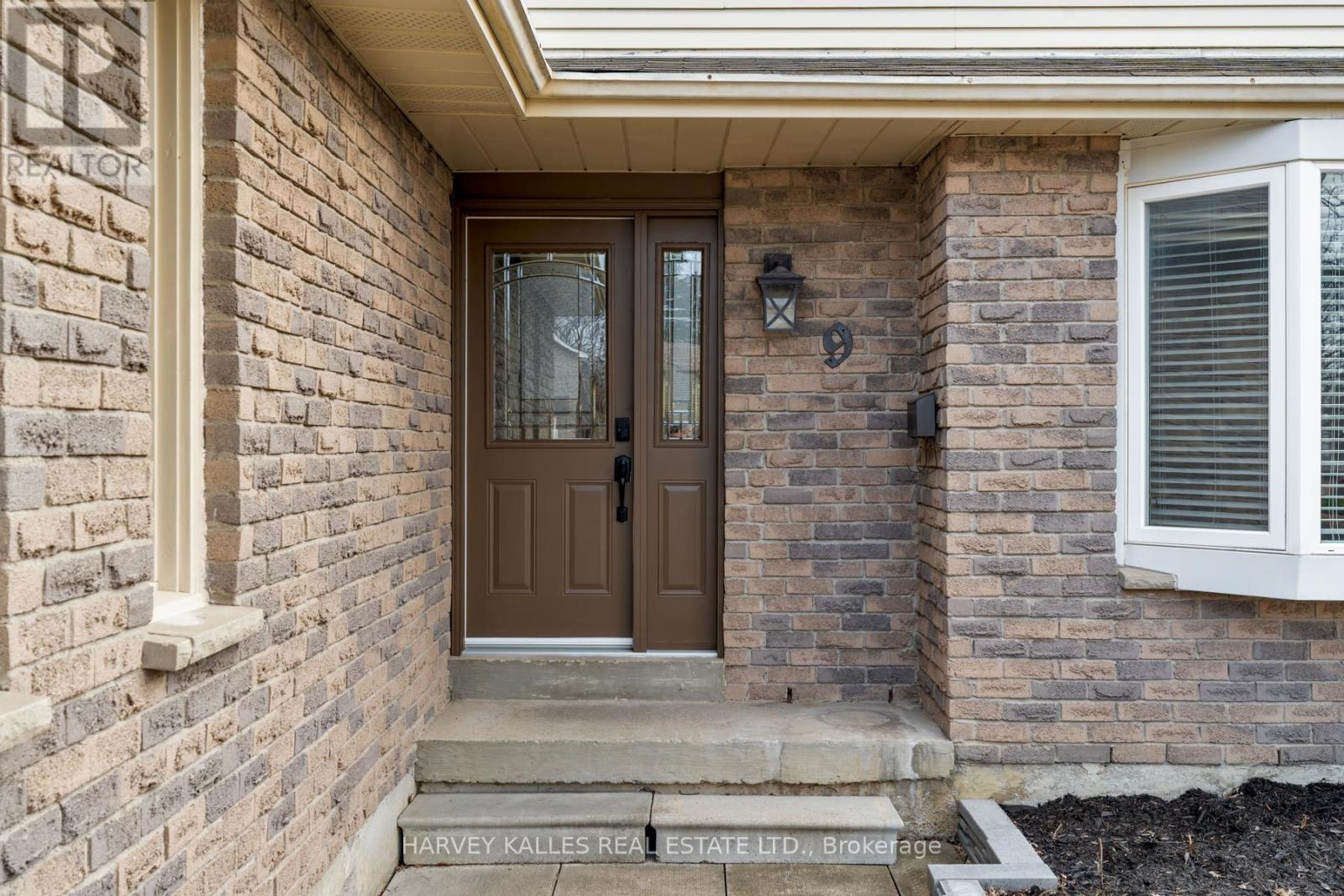 9 Manning Crescent, Newmarket, Ontario  L3Y 6H3 - Photo 3 - N12876252