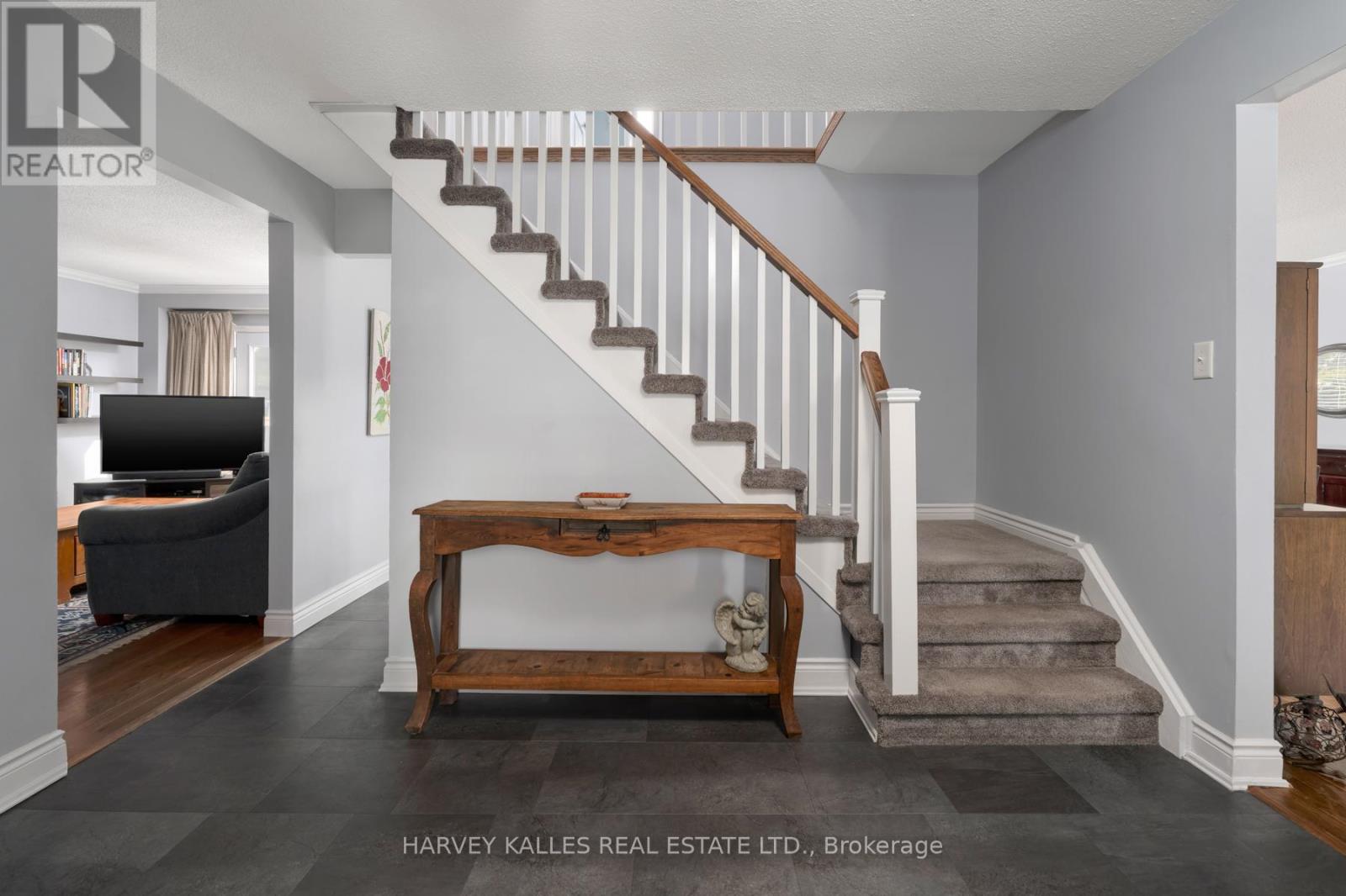 9 Manning Crescent, Newmarket, Ontario  L3Y 6H3 - Photo 5 - N12876252