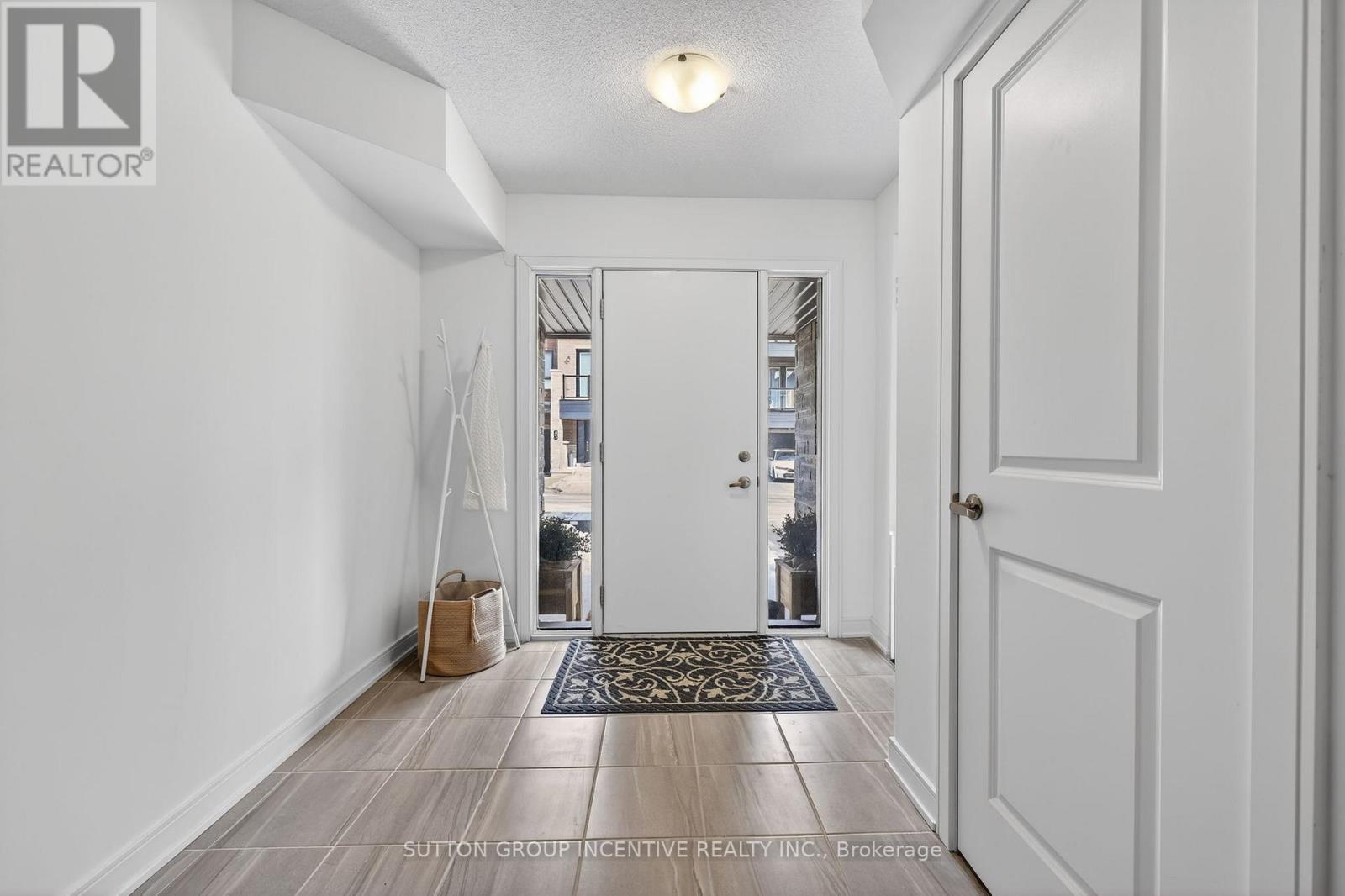 46 Spry Lane, Barrie, Ontario  L9J 0N6 - Photo 4 - S12876216