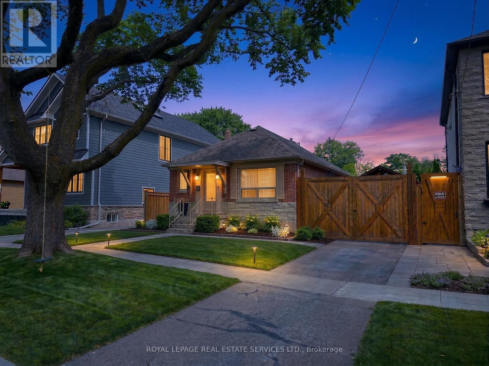 44 Yorkview Drive, Toronto, Ontario  M8Z 2E9 - Photo 2 - W12876010