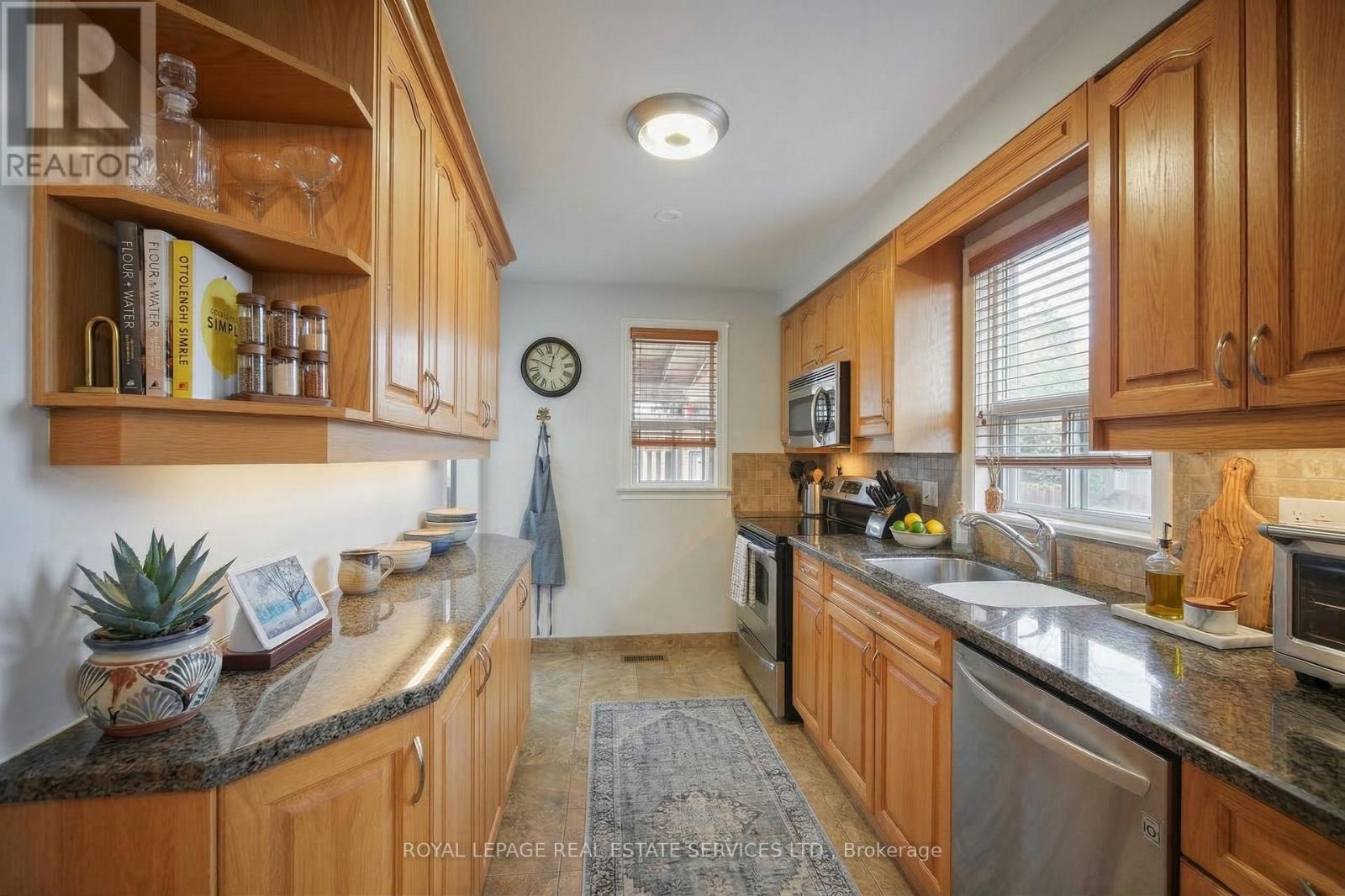 44 Yorkview Drive, Toronto, Ontario  M8Z 2E9 - Photo 7 - W12876010