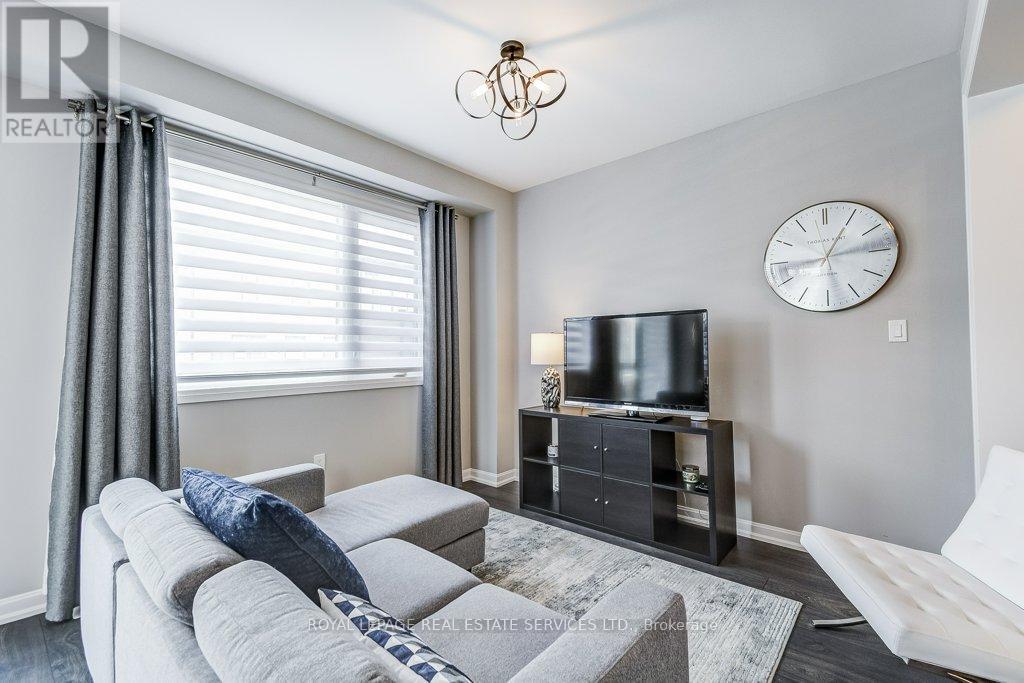 143 Grovewood Common, Oakville, Ontario  L6H 0X5 - Photo 6 - W12876040