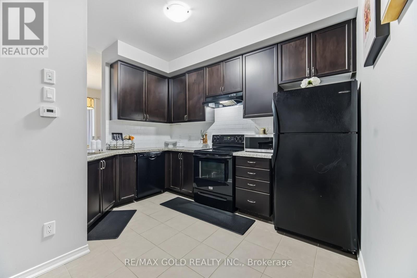 57 Utopia Way, Brampton, Ontario  L6P 4A5 - Photo 4 - W12876080