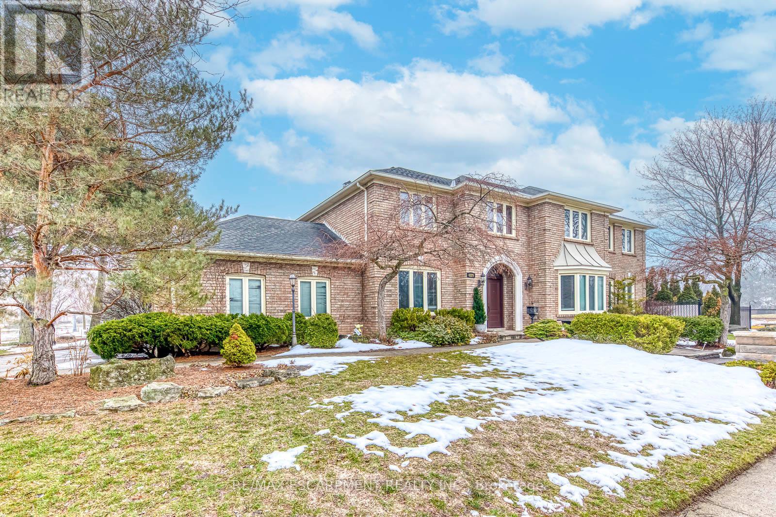 4220 Millcroft Park Drive, Burlington, Ontario  L7M 3V5 - Photo 2 - W12876130