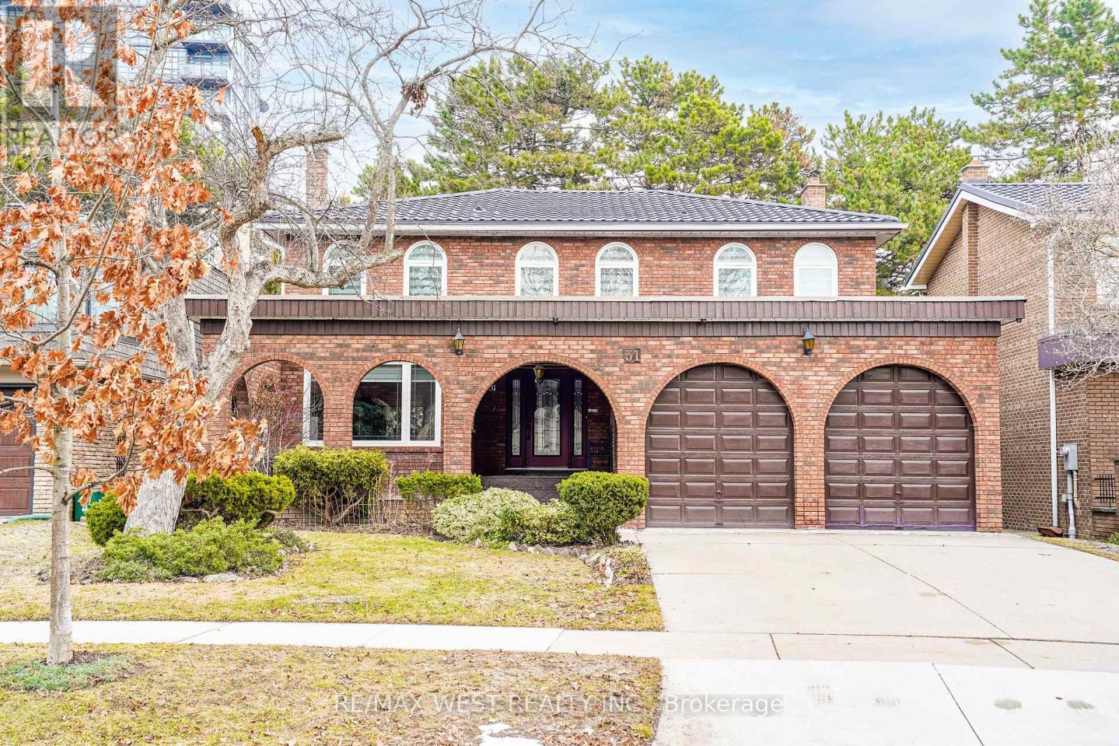 31 Canterbury Crescent, Toronto, Ontario  M9A 5A4 - Photo 1 - W12876164