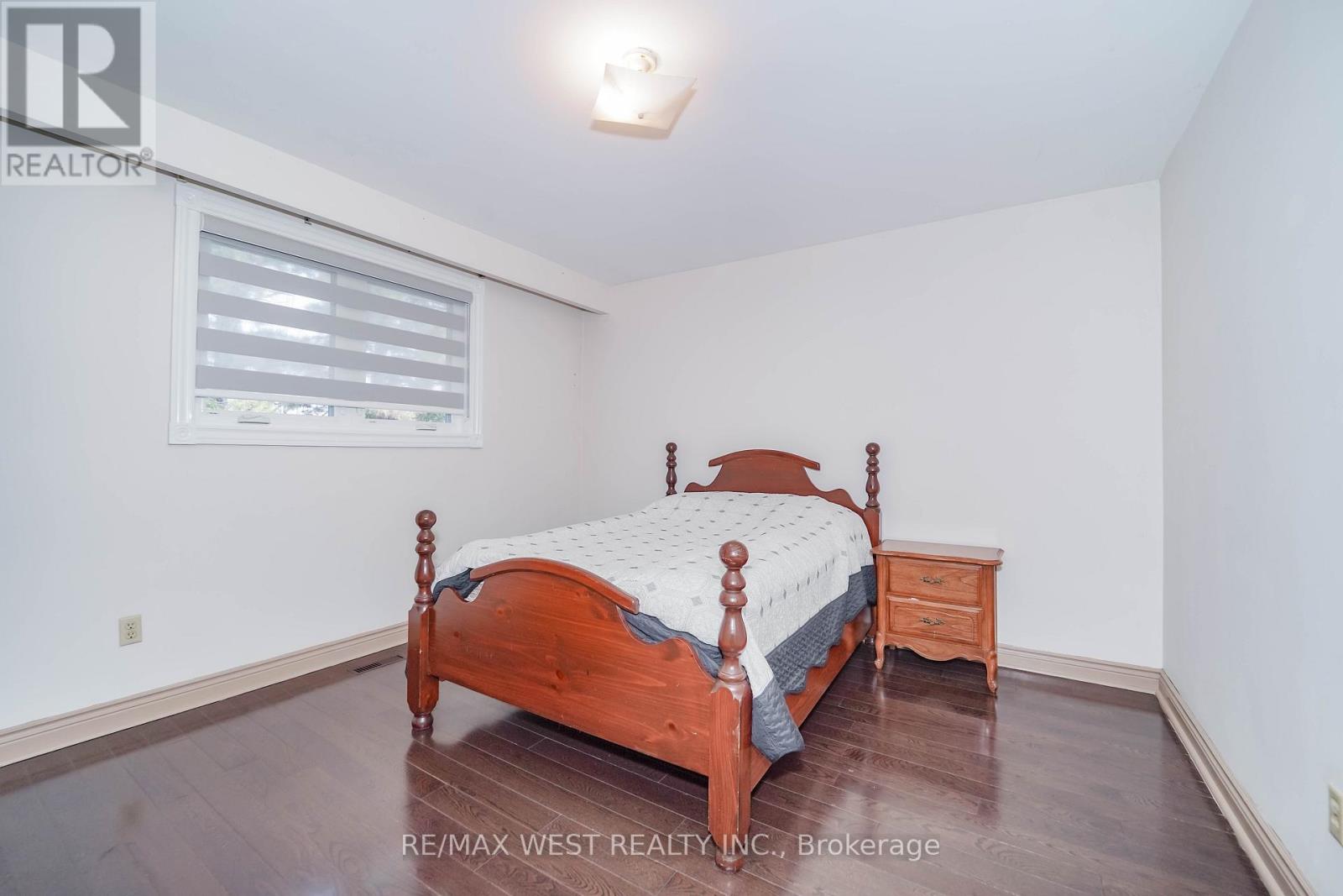 31 Canterbury Crescent, Toronto, Ontario  M9A 5A4 - Photo 12 - W12876164