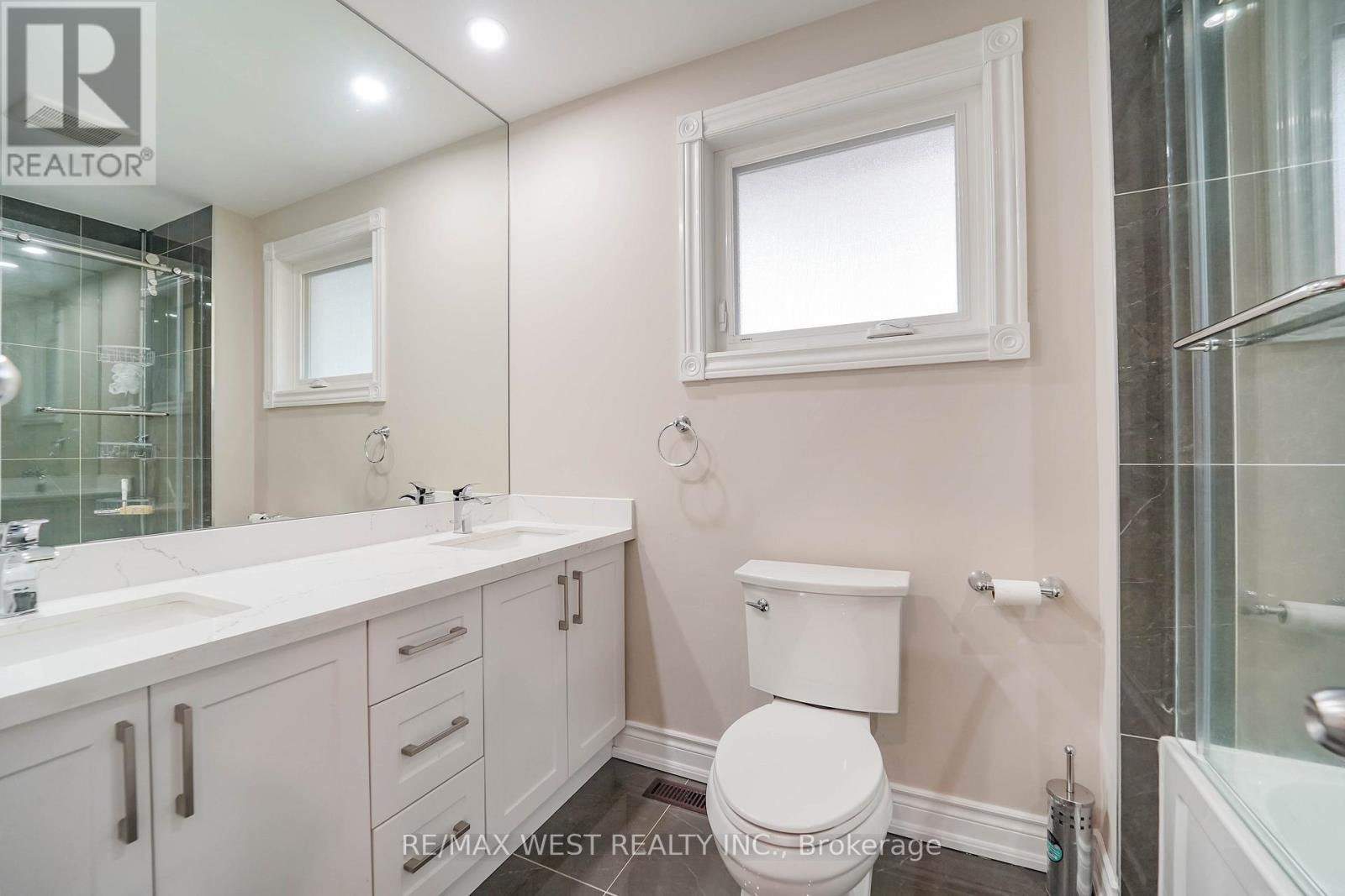 31 Canterbury Crescent, Toronto, Ontario  M9A 5A4 - Photo 13 - W12876164