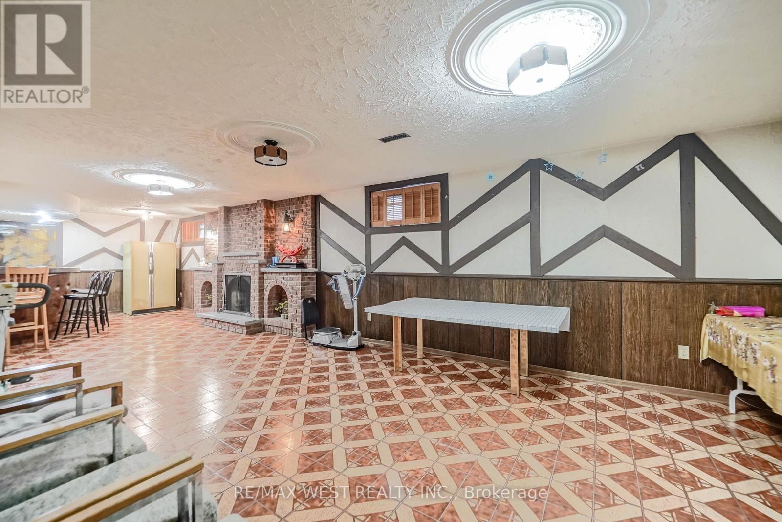 31 Canterbury Crescent, Toronto, Ontario  M9A 5A4 - Photo 15 - W12876164