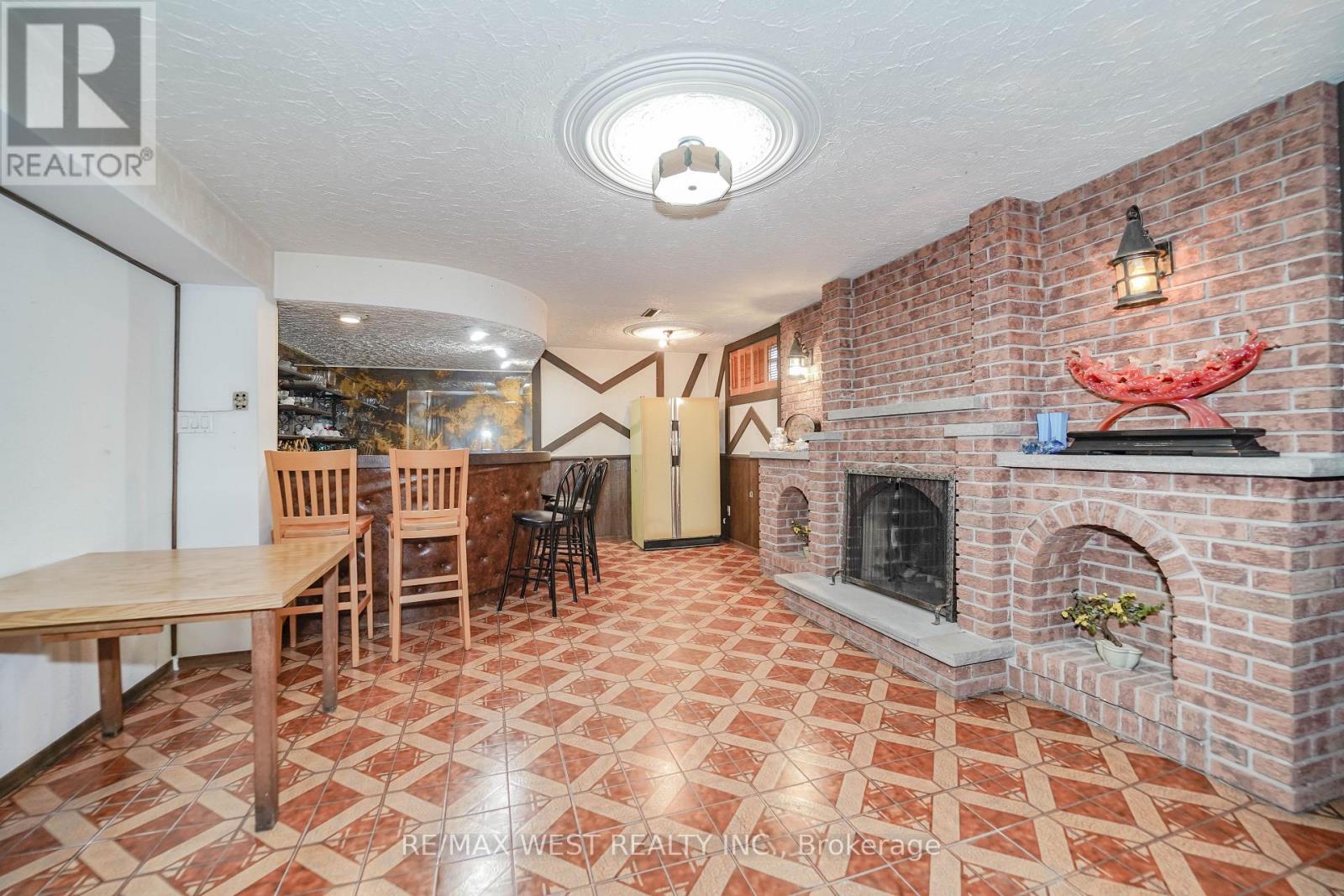 31 Canterbury Crescent, Toronto, Ontario  M9A 5A4 - Photo 16 - W12876164