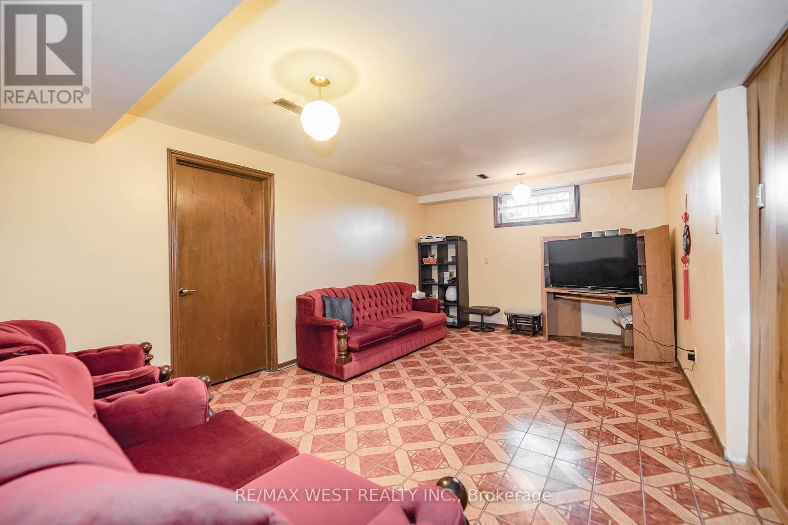 31 Canterbury Crescent, Toronto, Ontario  M9A 5A4 - Photo 18 - W12876164