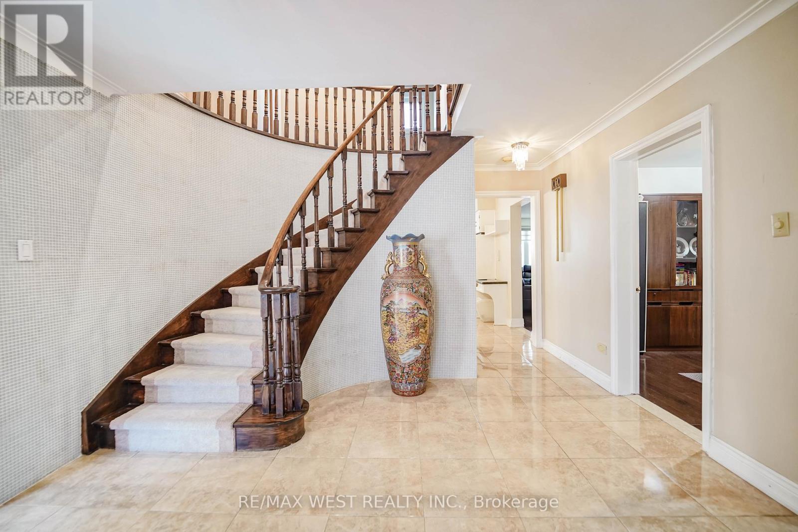 31 Canterbury Crescent, Toronto, Ontario  M9A 5A4 - Photo 3 - W12876164