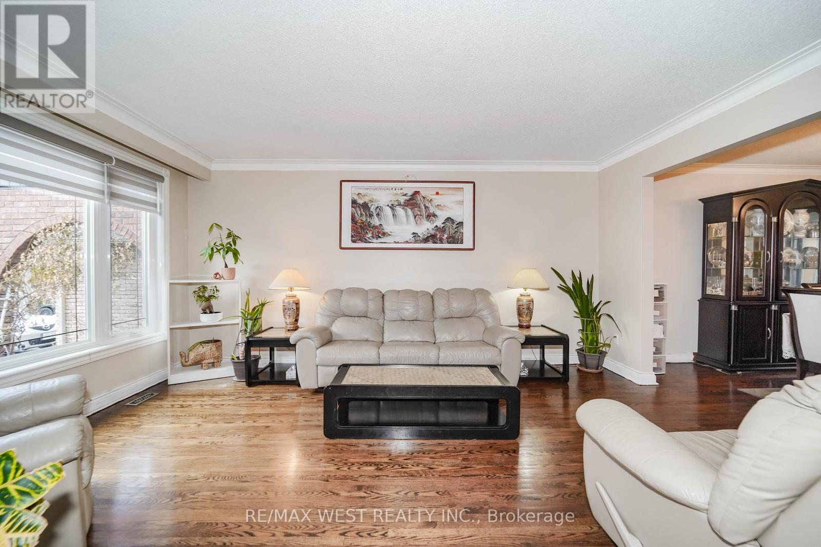 31 Canterbury Crescent, Toronto, Ontario  M9A 5A4 - Photo 4 - W12876164