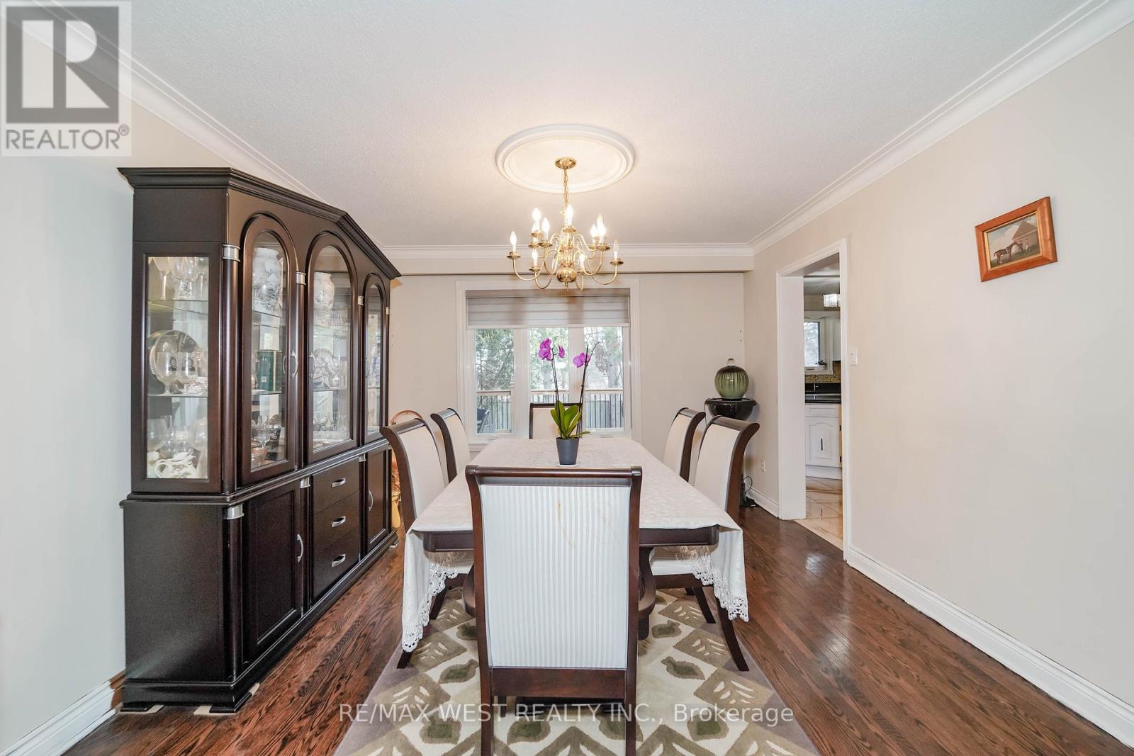 31 Canterbury Crescent, Toronto, Ontario  M9A 5A4 - Photo 5 - W12876164