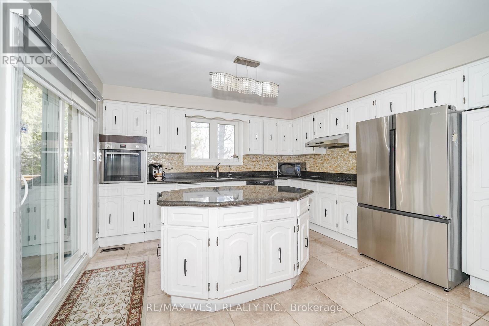 31 Canterbury Crescent, Toronto, Ontario  M9A 5A4 - Photo 6 - W12876164