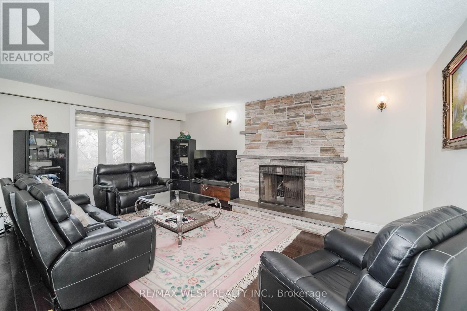 31 Canterbury Crescent, Toronto, Ontario  M9A 5A4 - Photo 8 - W12876164