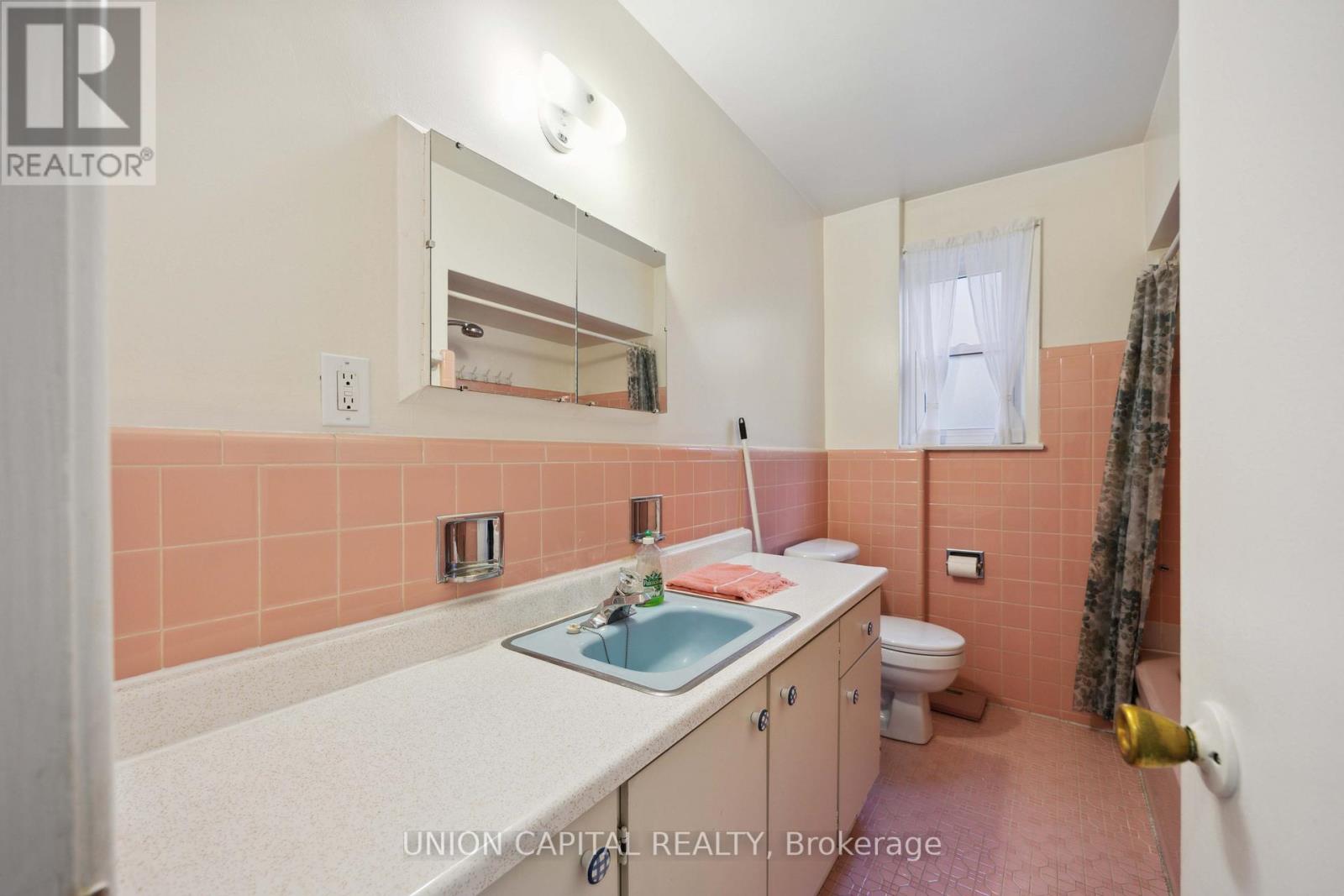 Upper - 515 Marlee Avenue, Toronto, Ontario  M6B 3J3 - Photo 13 - W12876174