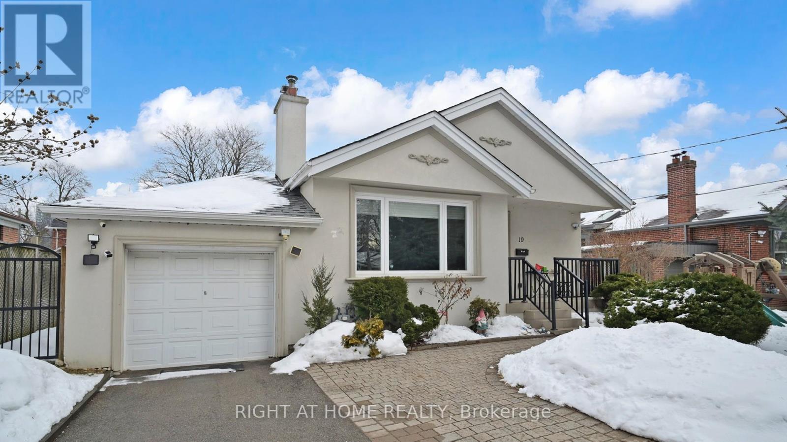 19 Harjolyn Drive, Toronto, Ontario  M9B 3T8 - Photo 1 - W12876182