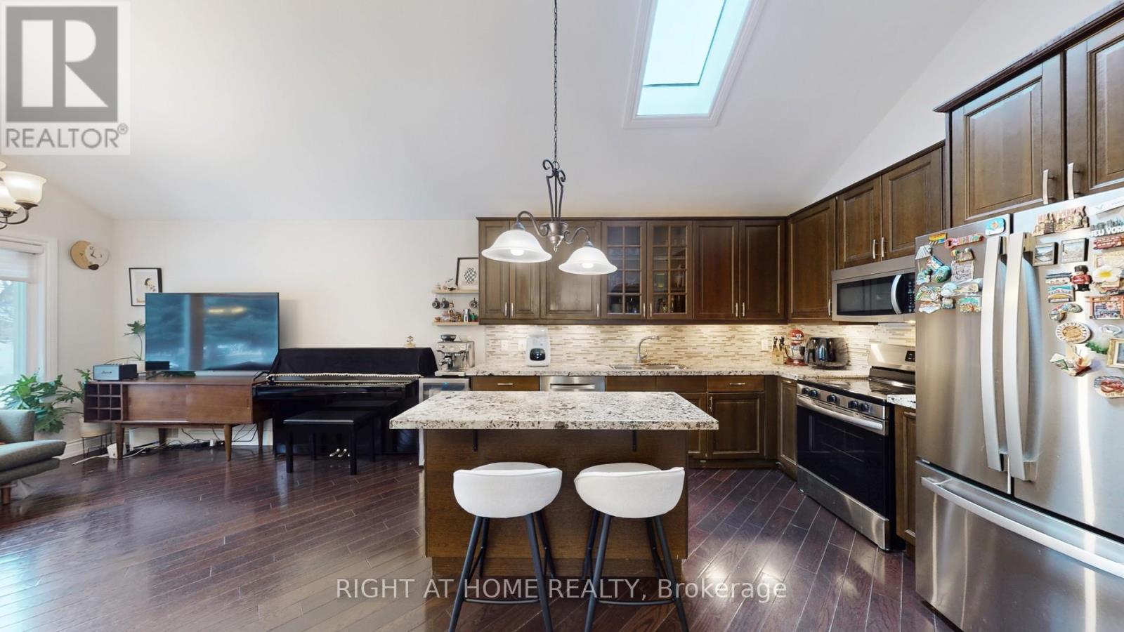 19 Harjolyn Drive, Toronto, Ontario  M9B 3T8 - Photo 10 - W12876182