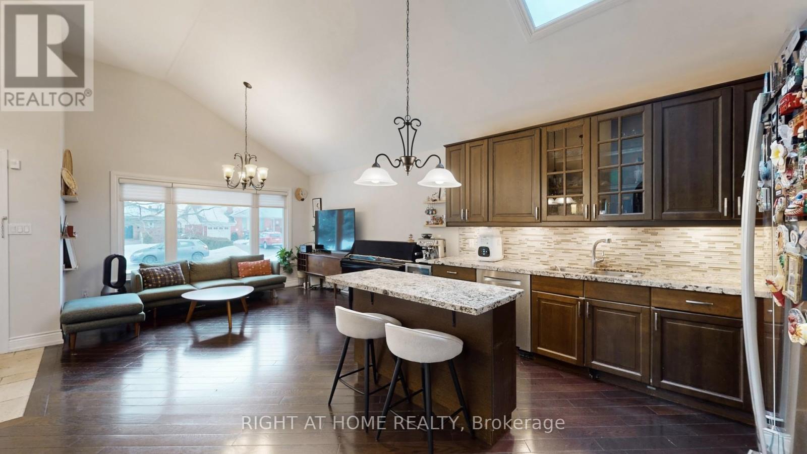 19 Harjolyn Drive, Toronto, Ontario  M9B 3T8 - Photo 11 - W12876182