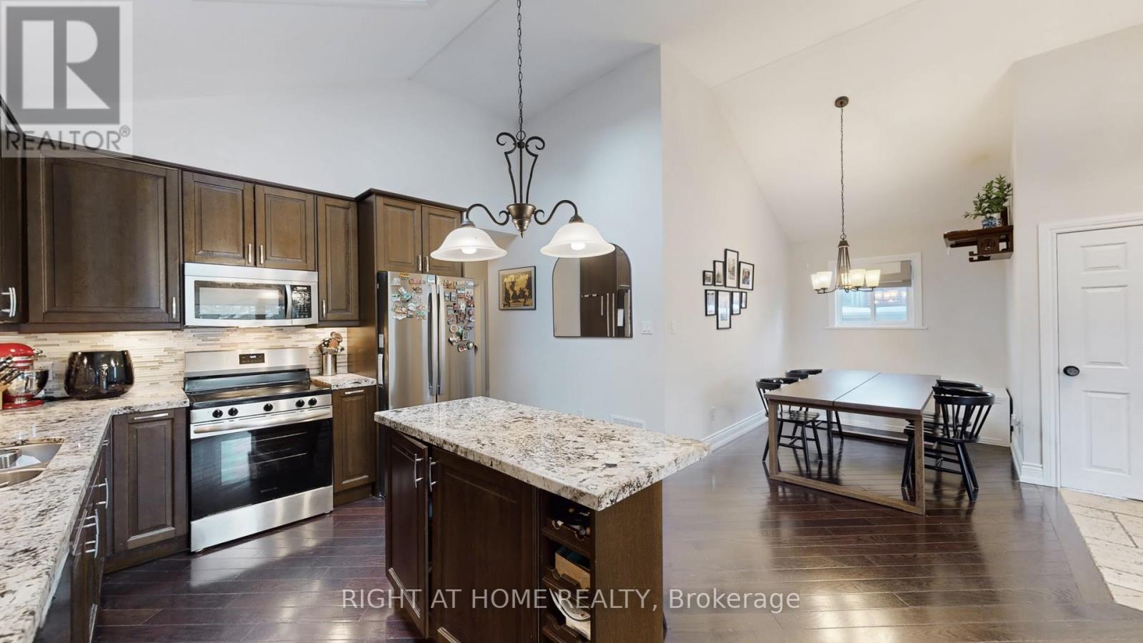 19 Harjolyn Drive, Toronto, Ontario  M9B 3T8 - Photo 12 - W12876182