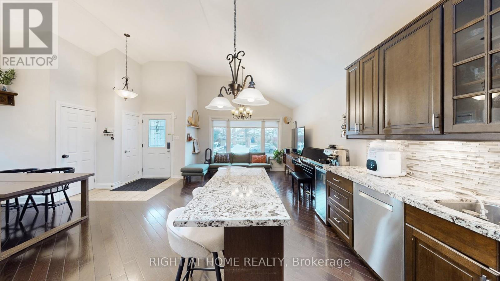 19 Harjolyn Drive, Toronto, Ontario  M9B 3T8 - Photo 13 - W12876182