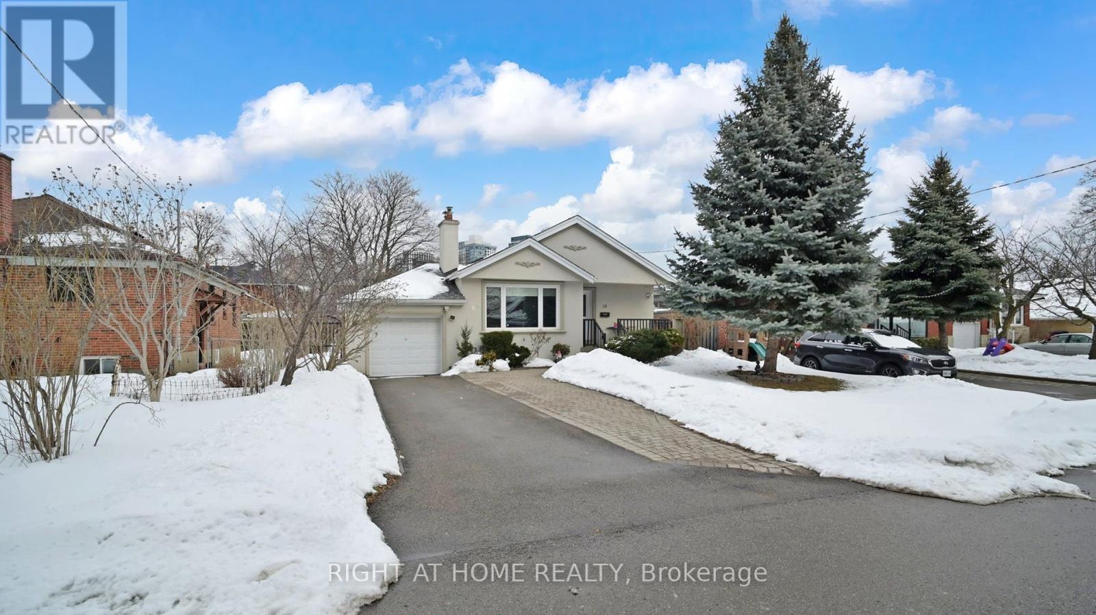 19 Harjolyn Drive, Toronto, Ontario  M9B 3T8 - Photo 2 - W12876182