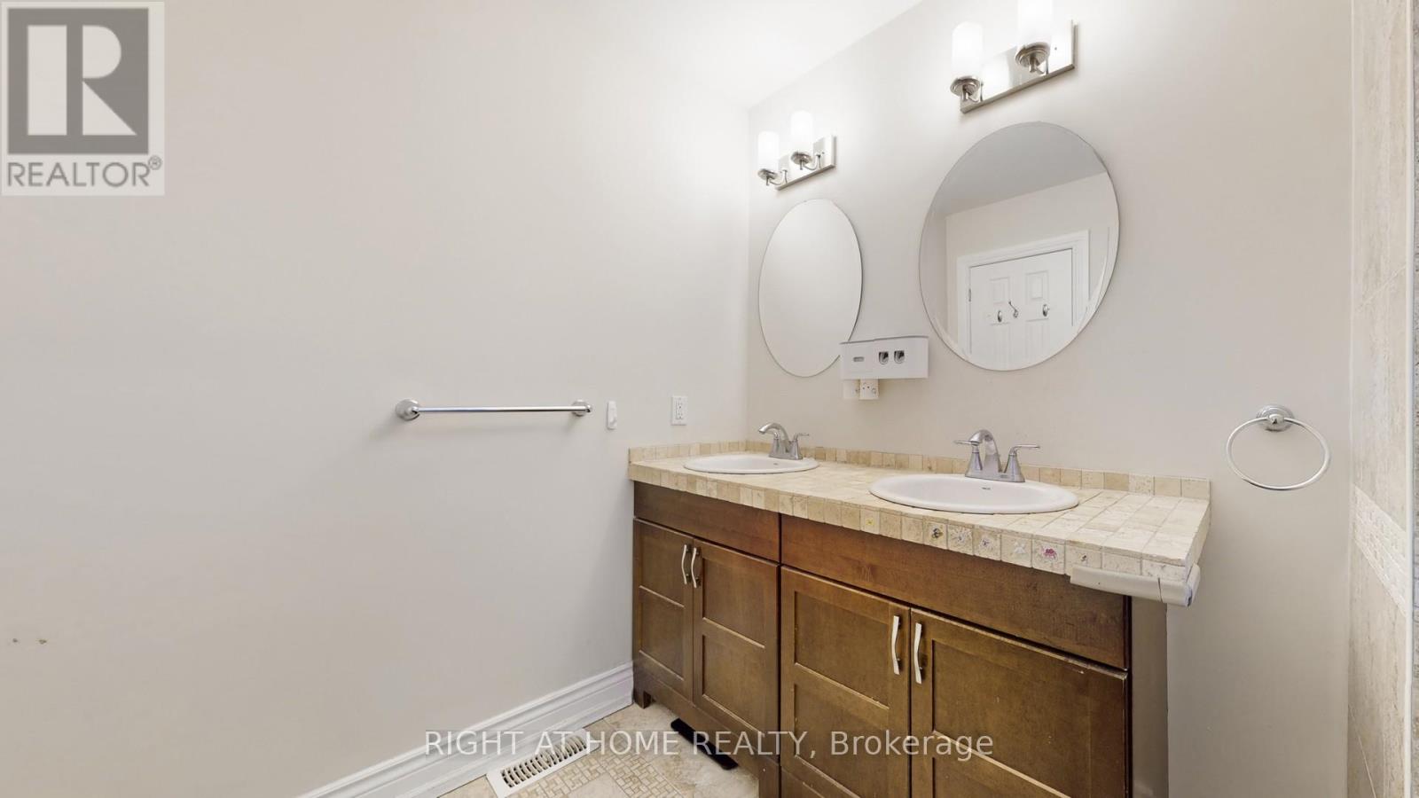 19 Harjolyn Drive, Toronto, Ontario  M9B 3T8 - Photo 22 - W12876182