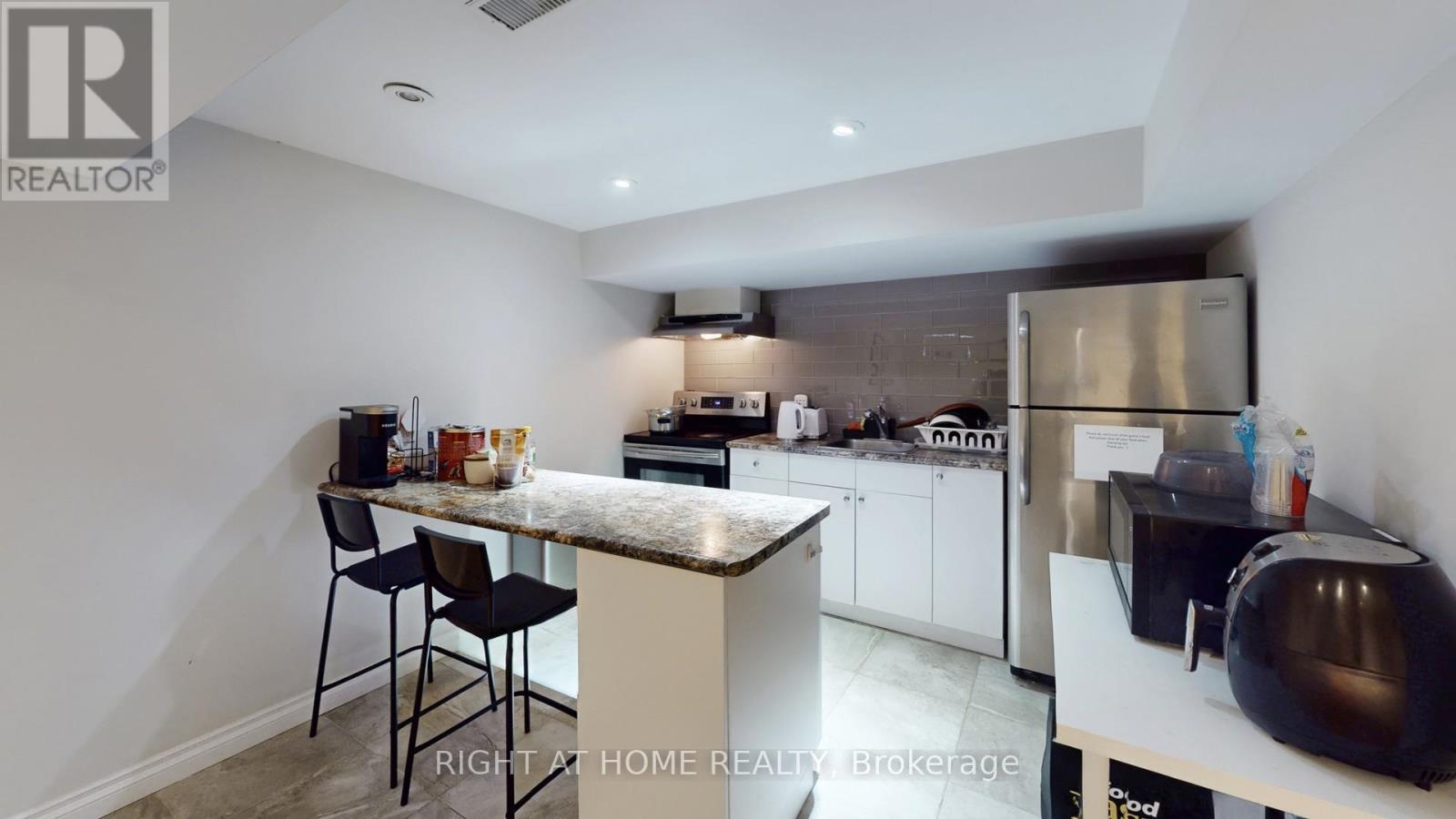 19 Harjolyn Drive, Toronto, Ontario  M9B 3T8 - Photo 34 - W12876182