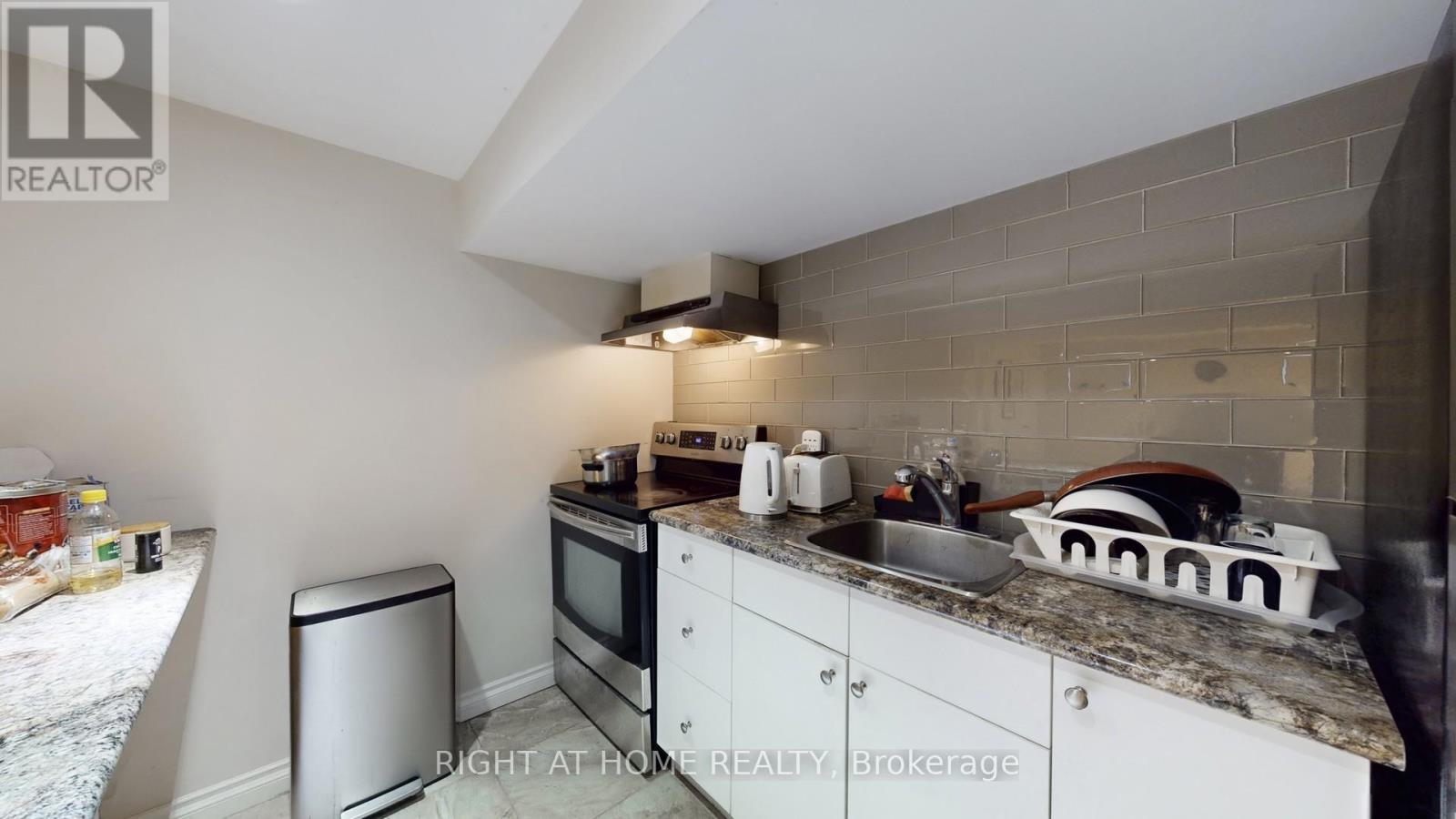 19 Harjolyn Drive, Toronto, Ontario  M9B 3T8 - Photo 35 - W12876182