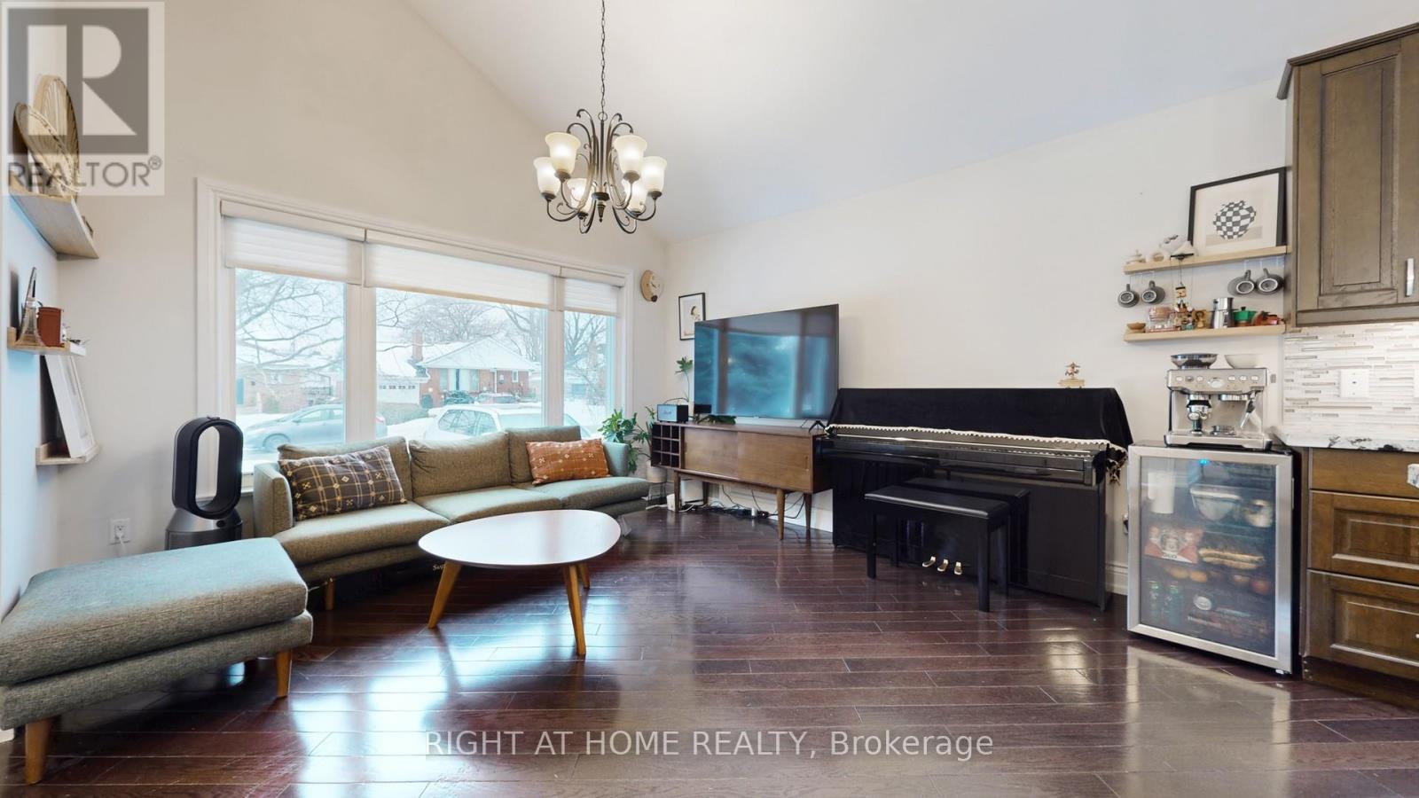 19 Harjolyn Drive, Toronto, Ontario  M9B 3T8 - Photo 4 - W12876182