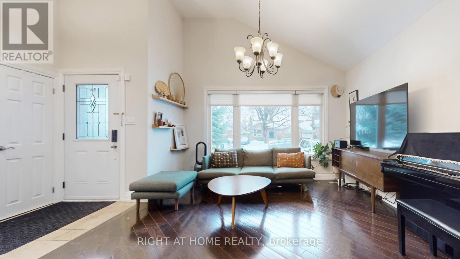 19 Harjolyn Drive, Toronto, Ontario  M9B 3T8 - Photo 5 - W12876182