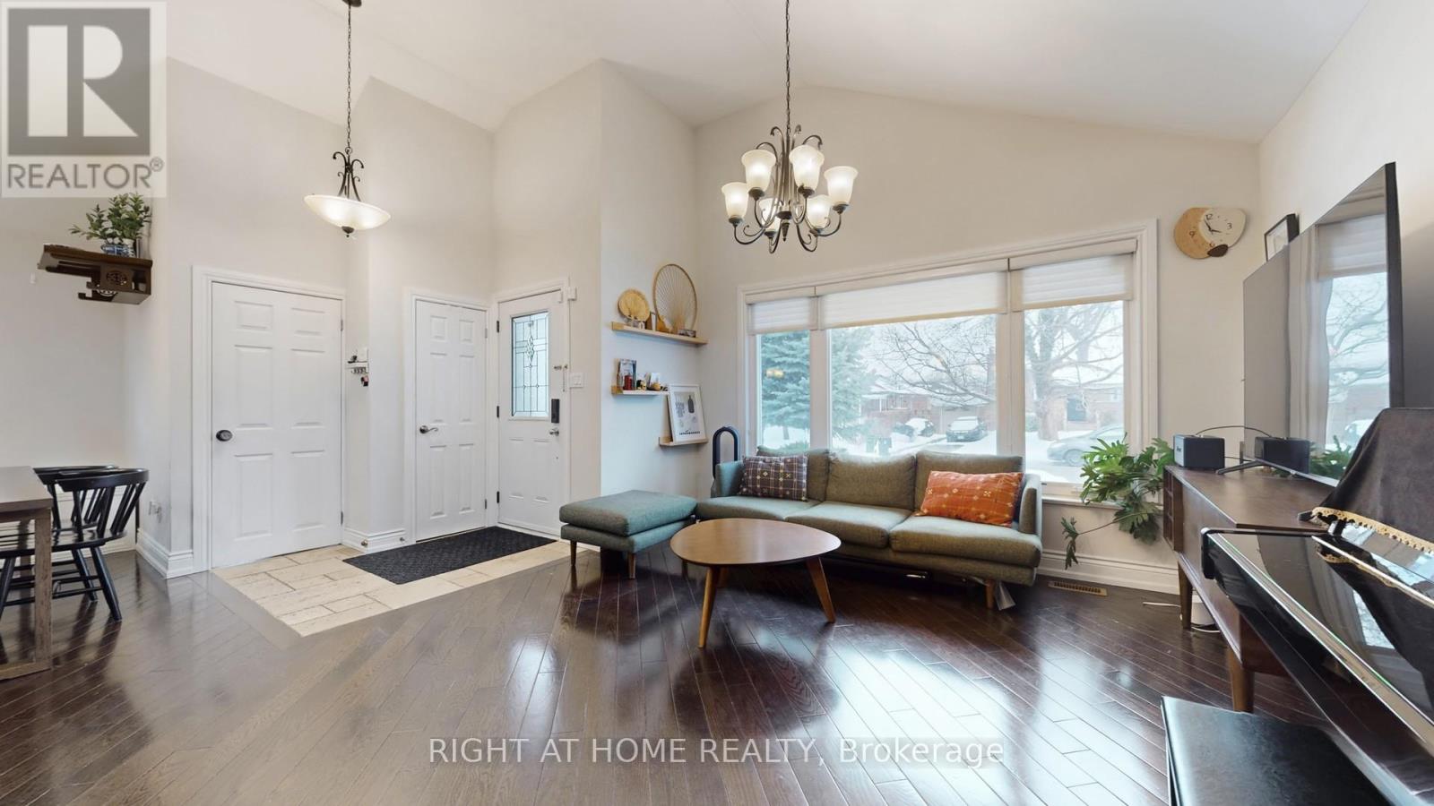 19 Harjolyn Drive, Toronto, Ontario  M9B 3T8 - Photo 6 - W12876182