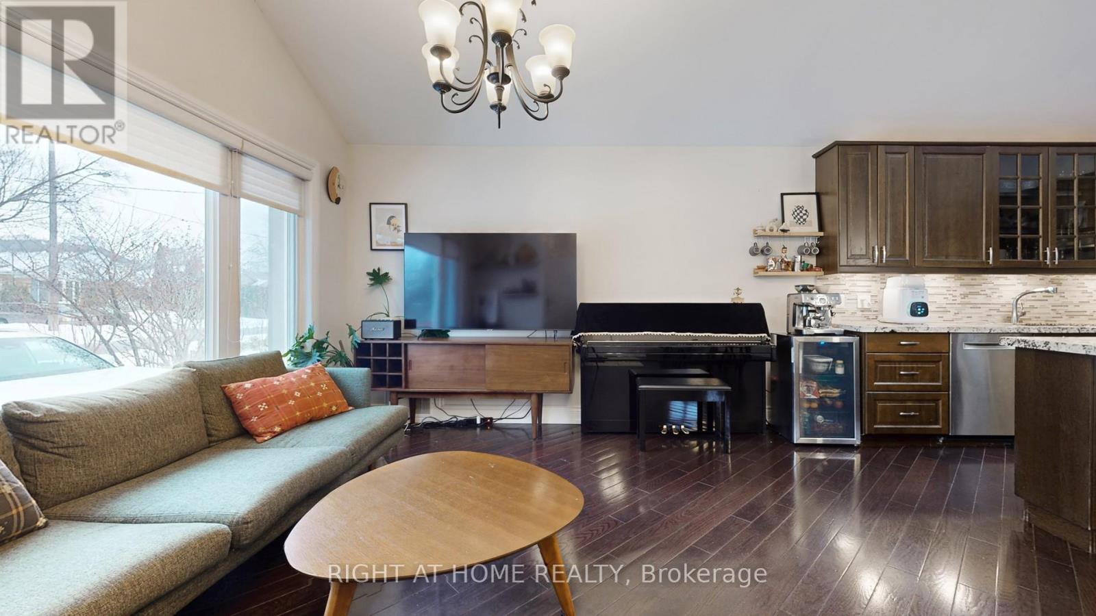 19 Harjolyn Drive, Toronto, Ontario  M9B 3T8 - Photo 8 - W12876182