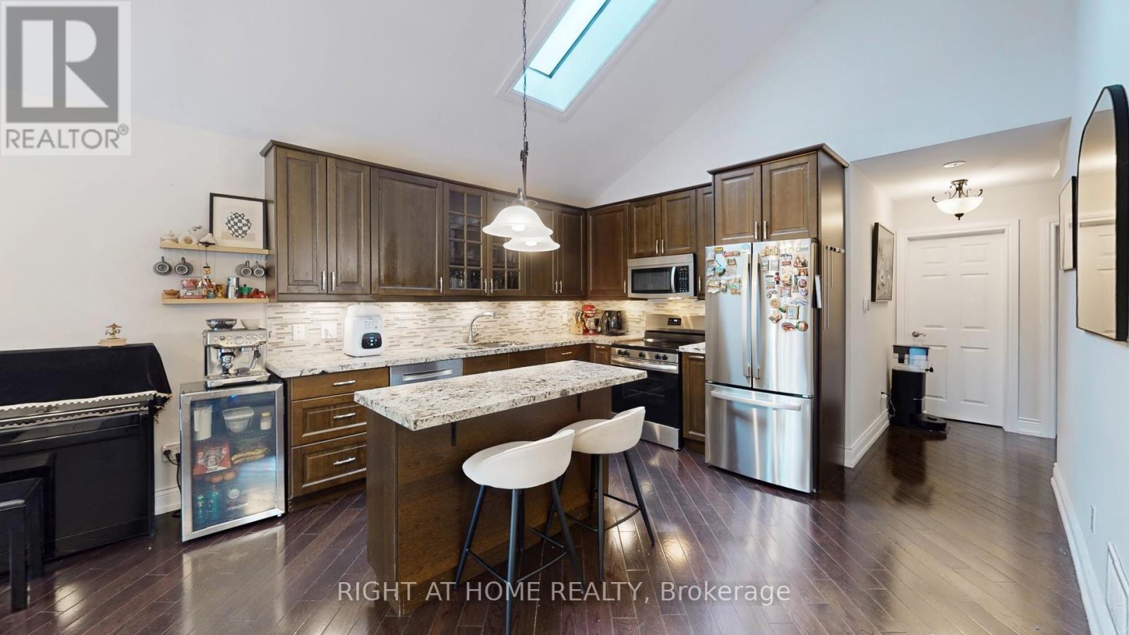 19 Harjolyn Drive, Toronto, Ontario  M9B 3T8 - Photo 9 - W12876182