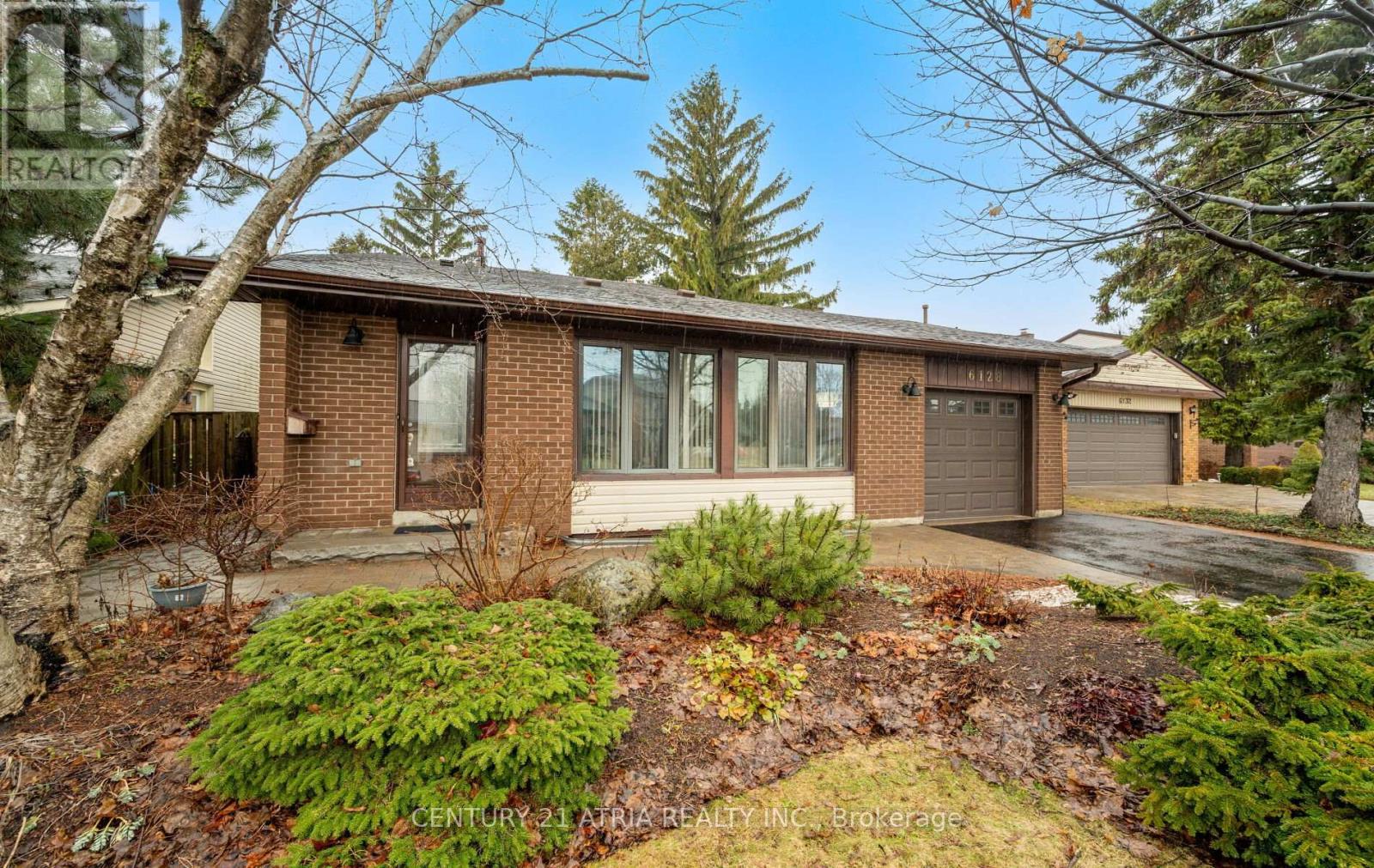 6128 Wabukayne Court, Mississauga, Ontario  L5N 2B2 - Photo 2 - W12876210