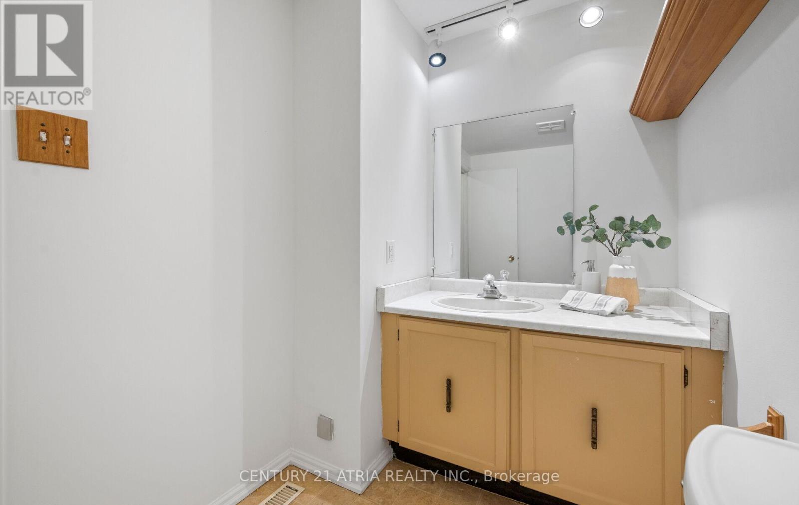 6128 Wabukayne Court, Mississauga, Ontario  L5N 2B2 - Photo 36 - W12876210