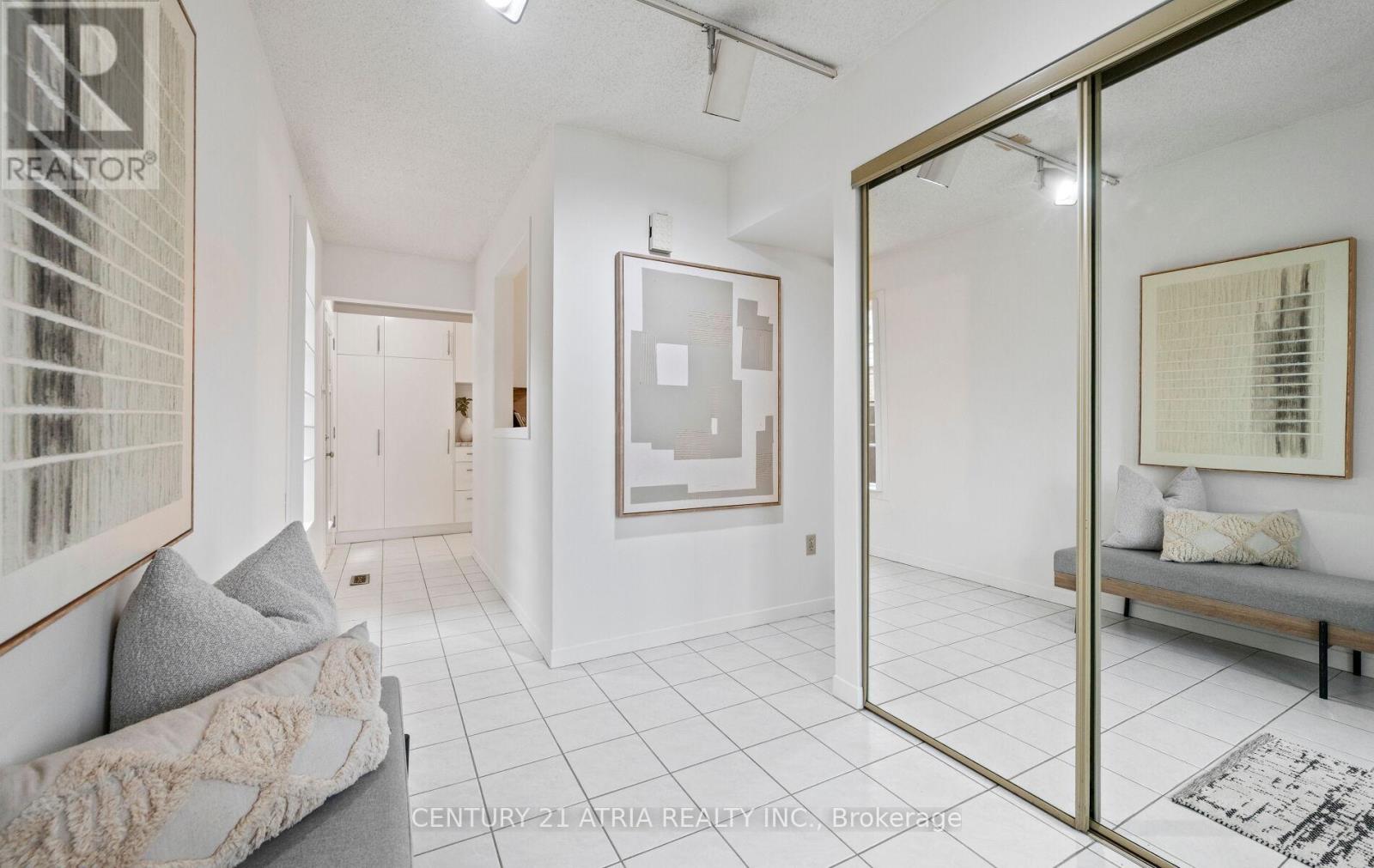 6128 Wabukayne Court, Mississauga, Ontario  L5N 2B2 - Photo 4 - W12876210