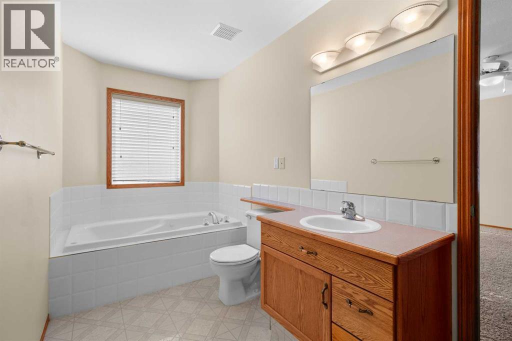 7 Regent Close, Lacombe, Alberta  T4L 2H6 - Photo 17 - A2292118