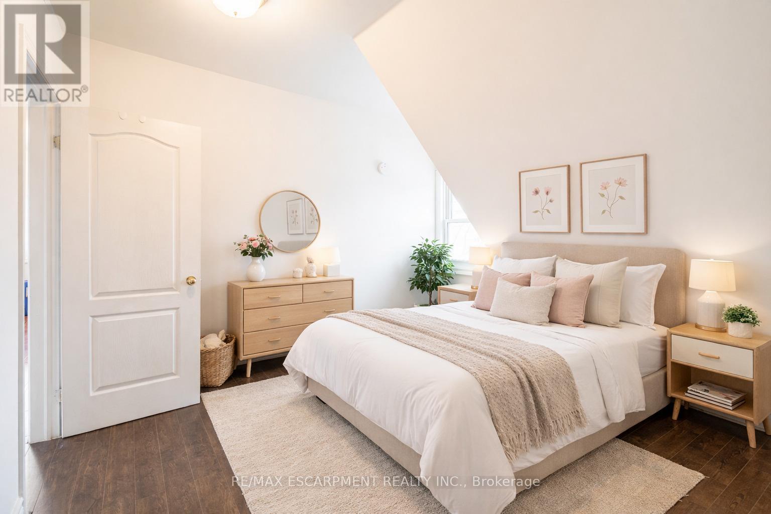 3 - 80 St. Clair Avenue, Hamilton, Ontario  L8M 2N5 - Photo 4 - X12876134