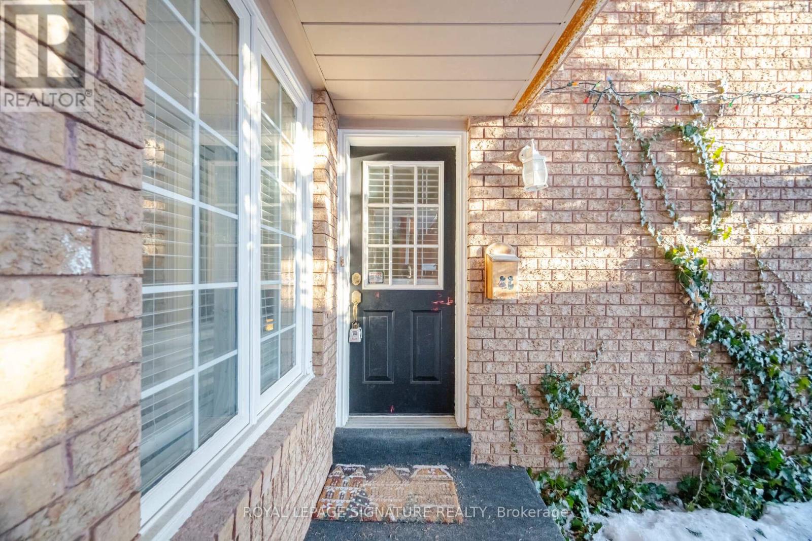 6945 Gracefield Drive, Mississauga, Ontario  L5N 6T9 - Photo 3 - W12814924