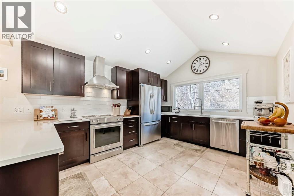 332 Varsity Close Nw, Calgary, Alberta  T3B 2Z1 - Photo 4 - A2292241