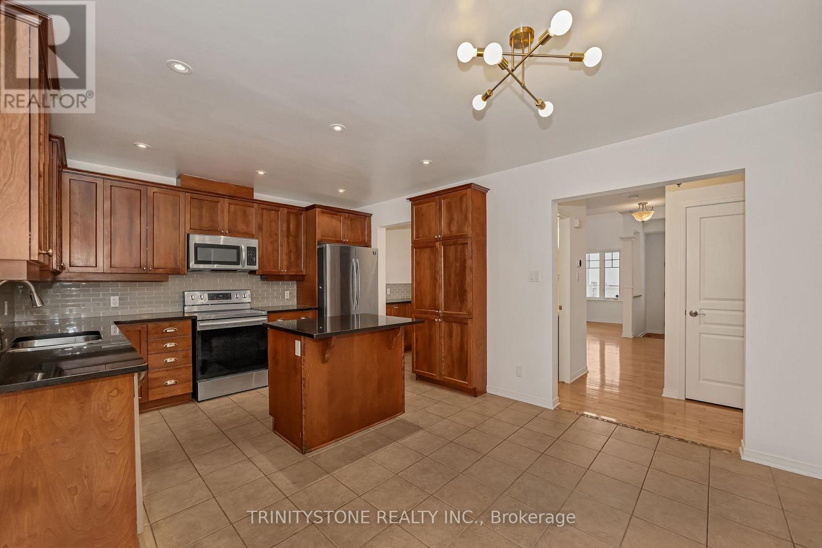 145 Arrowwood Drive, Ottawa, Ontario  K2S 2G3 - Photo 16 - X12876280